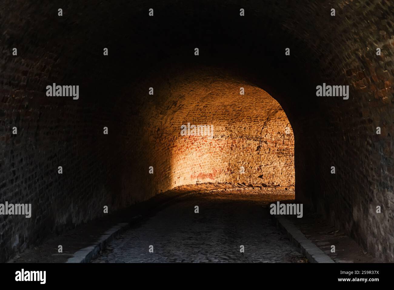 Bogengangstunnel aus Ziegeln auf der Festung Petrovaradin in Novi Sad, Serbien. Selektiver Fokus. Stockfoto