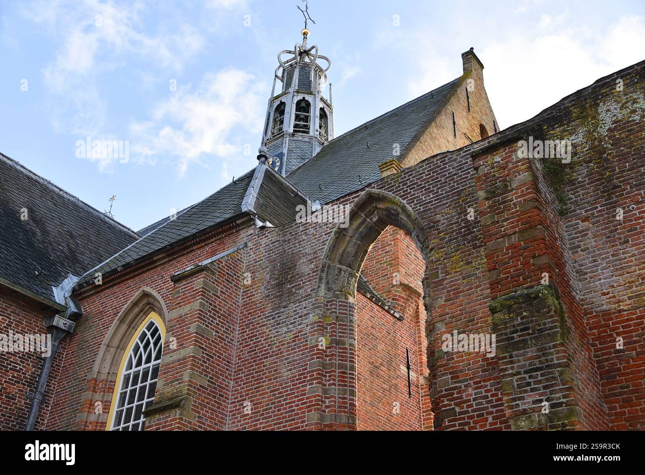 Bergen, Niederlande. Dezember 2024. Die alte Ruinenkirche im Zentrum von Bergen, Nordholland. Hochwertige Fotos Stockfoto