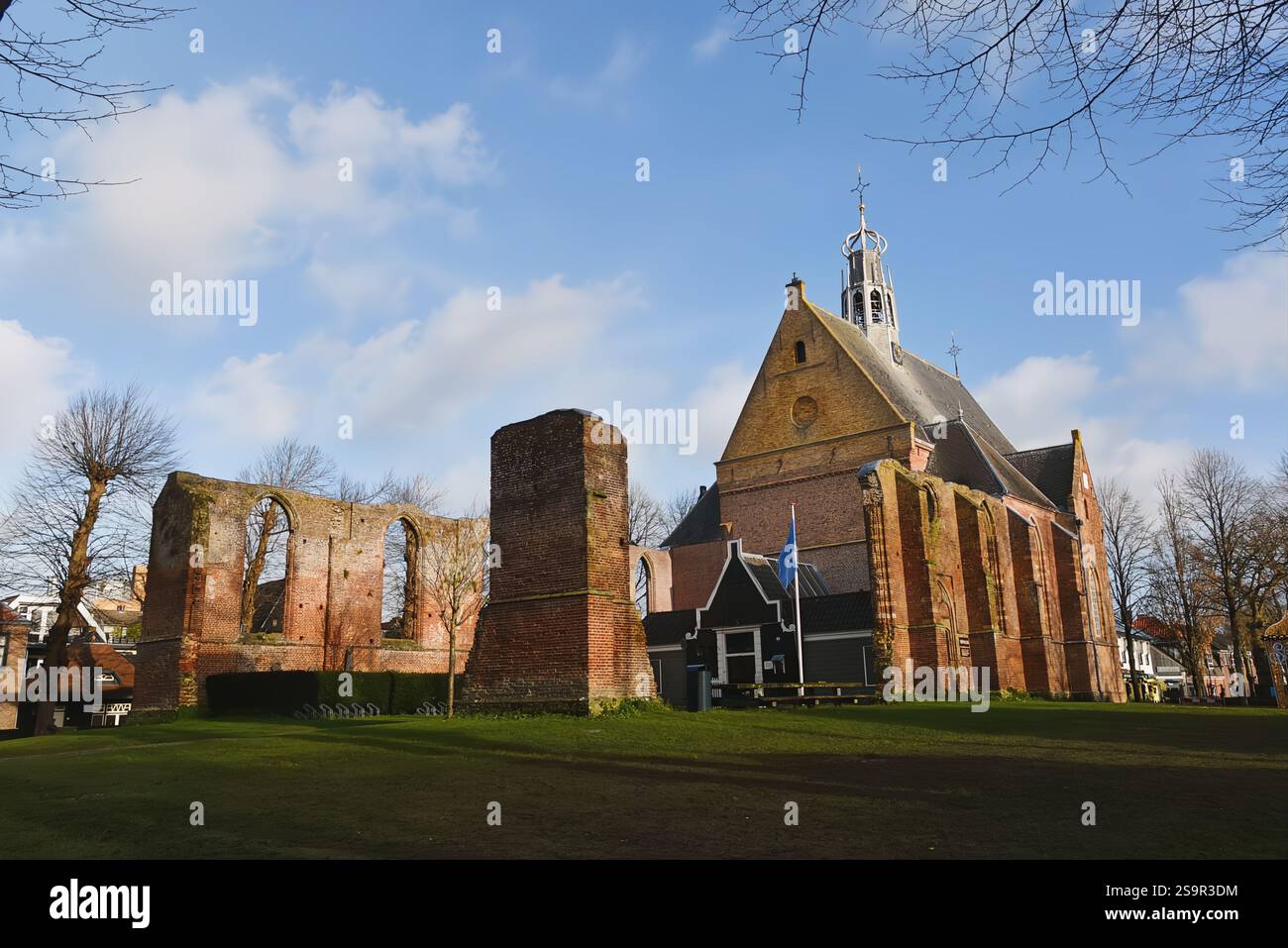Bergen, Niederlande. Dezember 2024. Die alte Ruinenkirche im Zentrum von Bergen, Nordholland. Hochwertige Fotos Stockfoto