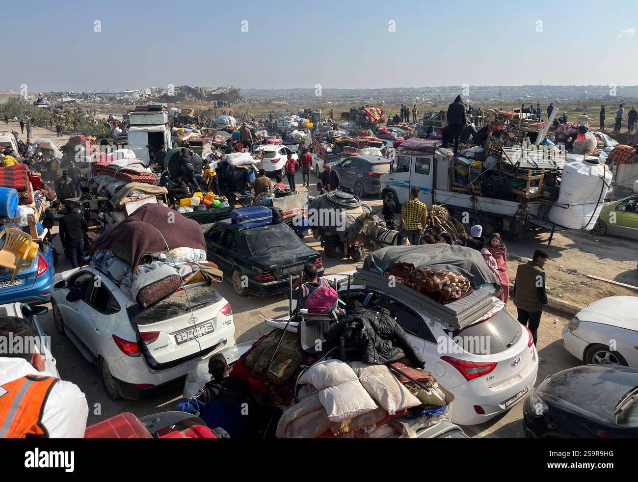 Zwangsvertriebene Palästinenser kehren nach dem Waffenstillstand zwischen der Hamas und Israel am 27. Januar 2025 in ihre Häuser im Norden zurück. Einige Palästinenser nutzten Motorräder und Autos, während andere zu Fuß oder mit Tierwagen unterwegs waren. Foto: Ali Hamad apaimages El-Bureij Gazastreifen Palästinensische Gebiete 270125 El-Bureij AH 00104 Copyright: XapaimagesxAlixHamadxapaimagesx Stockfoto