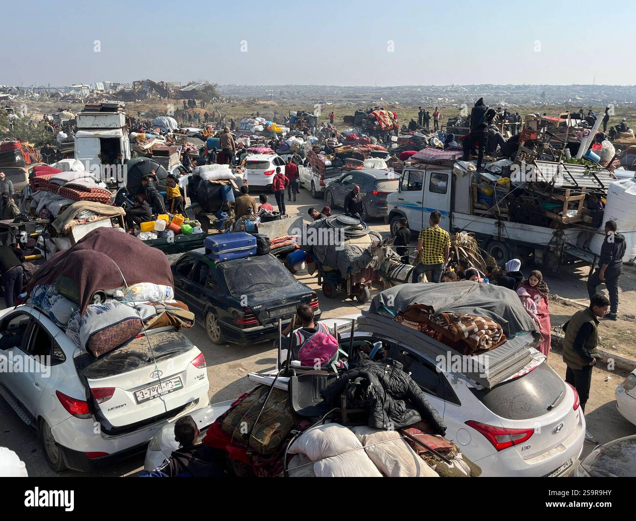 Zwangsvertriebene Palästinenser kehren nach dem Waffenstillstand zwischen der Hamas und Israel am 27. Januar 2025 in ihre Häuser im Norden zurück. Einige Palästinenser nutzten Motorräder und Autos, während andere zu Fuß oder mit Tierwagen unterwegs waren. Foto: Ali Hamad apaimages El-Bureij Gazastreifen Palästinensische Gebiete 270125 El-Bureij AH 00105 Copyright: XapaimagesxAlixHamadxapaimagesx Stockfoto