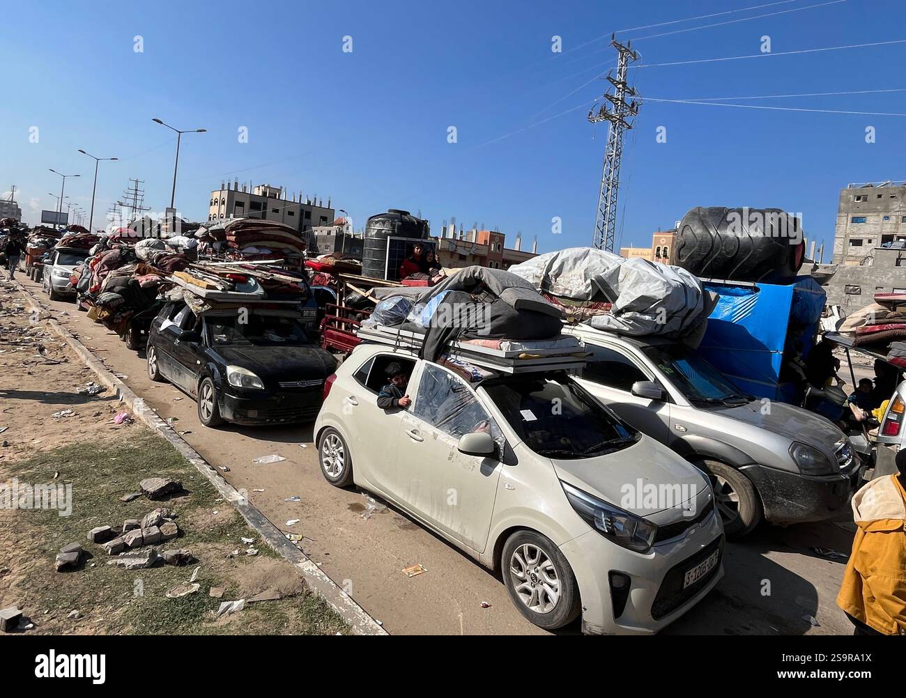 Zwangsvertriebene Palästinenser kehren nach dem Waffenstillstand zwischen der Hamas und Israel am 27. Januar 2025 in ihre Häuser im Norden zurück. Einige Palästinenser nutzten Motorräder und Autos, während andere zu Fuß oder mit Tierwagen unterwegs waren. Foto: Ali Hamad apaimages El-Bureij Gazastreifen Palästinensische Gebiete 270125 El-Bureij AH 00112 Copyright: XapaimagesxAlixHamadxapaimagesx Stockfoto