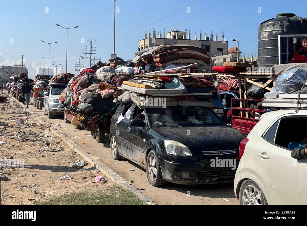 Zwangsvertriebene Palästinenser kehren nach dem Waffenstillstand zwischen der Hamas und Israel am 27. Januar 2025 in ihre Häuser im Norden zurück. Einige Palästinenser nutzten Motorräder und Autos, während andere zu Fuß oder mit Tierwagen unterwegs waren. Foto: Ali Hamad apaimages El-Bureij Gazastreifen Palästinensische Gebiete 270125 El-Bureij AH 00111 Copyright: XapaimagesxAlixHamadxapaimagesx Stockfoto