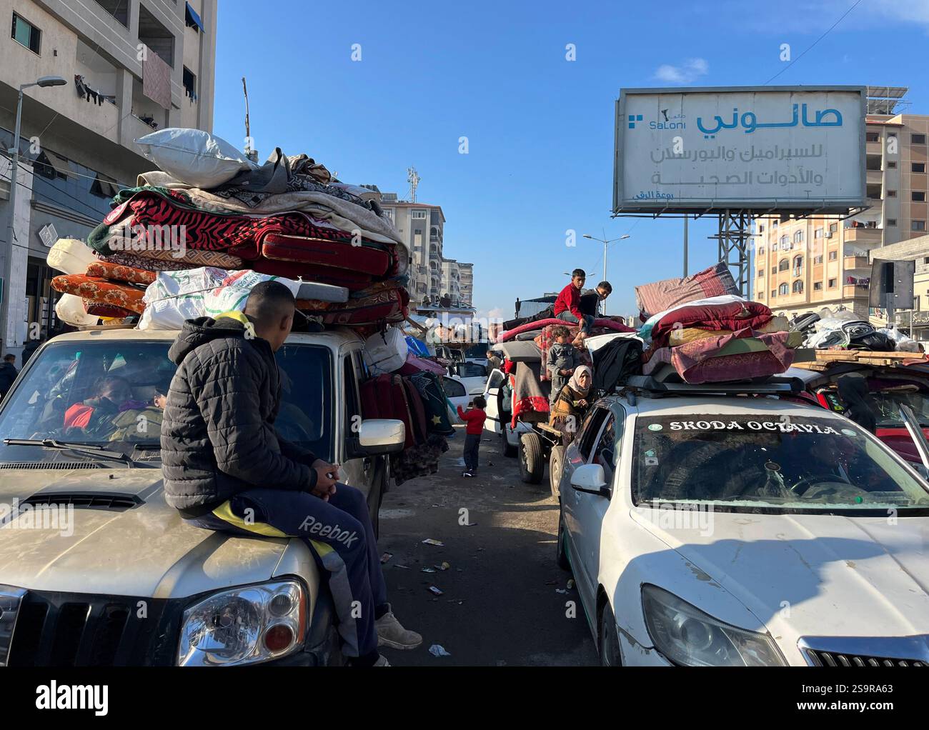 Zwangsvertriebene Palästinenser kehren nach dem Waffenstillstand zwischen der Hamas und Israel am 27. Januar 2025 in ihre Häuser im Norden zurück. Einige Palästinenser nutzten Motorräder und Autos, während andere zu Fuß oder mit Tierwagen unterwegs waren. Foto: Ali Hamad apaimages El-Bureij Gazastreifen Palästinensische Gebiete 270125 El-Bureij AH 00114 Copyright: XapaimagesxAlixHamadxapaimagesx Stockfoto