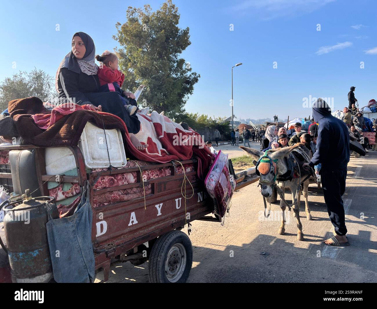 Zwangsvertriebene Palästinenser kehren nach dem Waffenstillstand zwischen der Hamas und Israel am 27. Januar 2025 in ihre Häuser im Norden zurück. Einige Palästinenser nutzten Motorräder und Autos, während andere zu Fuß oder mit Tierwagen unterwegs waren. Foto: Ali Hamad apaimages El-Bureij Gazastreifen Palästinensische Gebiete 270125 El-Bureij AH 0017 Copyright: XapaimagesxAlixHamadxapaimagesx Stockfoto
