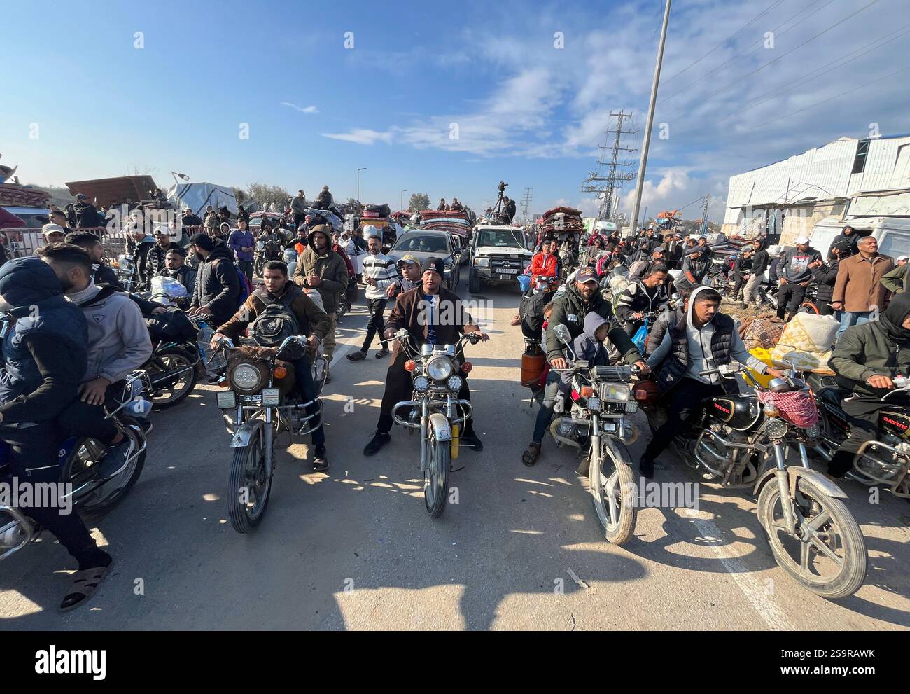 Zwangsvertriebene Palästinenser kehren nach dem Waffenstillstand zwischen der Hamas und Israel am 27. Januar 2025 in ihre Häuser im Norden zurück. Einige Palästinenser nutzten Motorräder und Autos, während andere zu Fuß oder mit Tierwagen unterwegs waren. Foto: Ali Hamad apaimages El-Bureij Gazastreifen Palästinensische Gebiete 270125 El-Bureij AH 0024 Copyright: XapaimagesxAlixHamadxapaimagesx Stockfoto