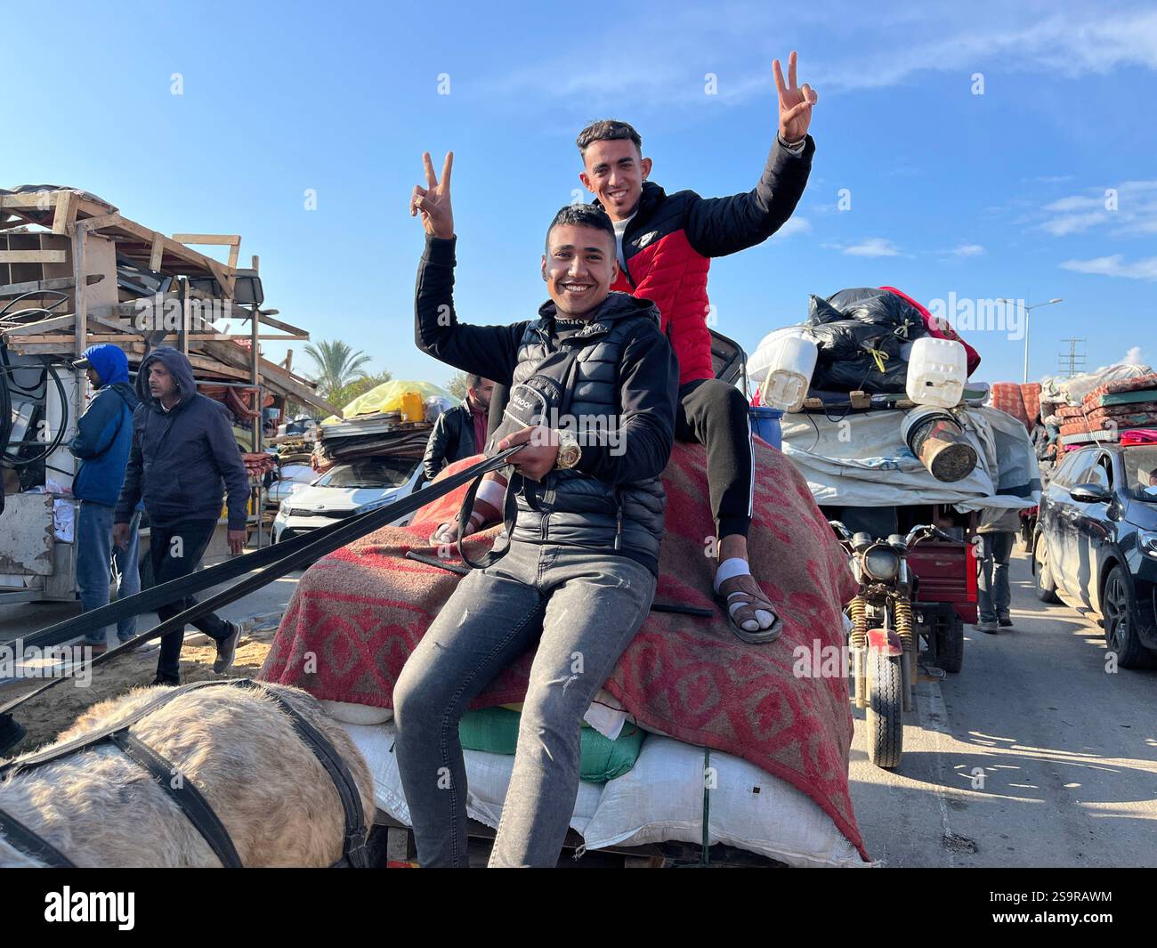 Zwangsvertriebene Palästinenser kehren nach dem Waffenstillstand zwischen der Hamas und Israel am 27. Januar 2025 in ihre Häuser im Norden zurück. Einige Palästinenser nutzten Motorräder und Autos, während andere zu Fuß oder mit Tierwagen unterwegs waren. Foto: Ali Hamad apaimages El-Bureij Gazastreifen Palästinensische Gebiete 270125 El-Bureij AH 0018 Copyright: XapaimagesxAlixHamadxapaimagesx Stockfoto