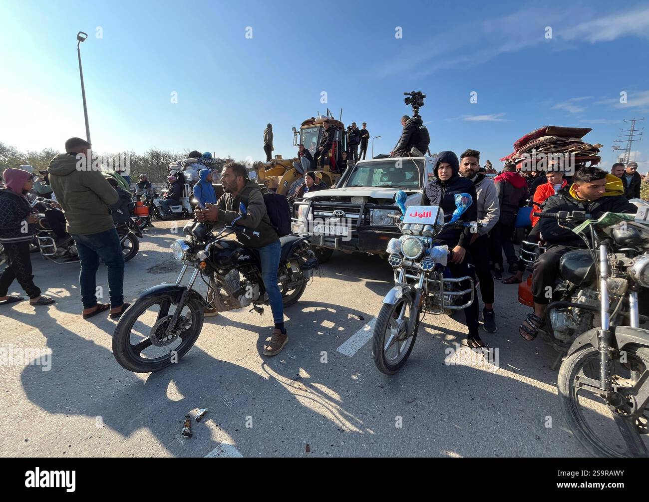 Zwangsvertriebene Palästinenser kehren nach dem Waffenstillstand zwischen der Hamas und Israel am 27. Januar 2025 in ihre Häuser im Norden zurück. Einige Palästinenser nutzten Motorräder und Autos, während andere zu Fuß oder mit Tierwagen unterwegs waren. Foto: Ali Hamad apaimages El-Bureij Gazastreifen Palästinensische Gebiete 270125 El-Bureij AH 0022 Copyright: XapaimagesxAlixHamadxapaimagesx Stockfoto
