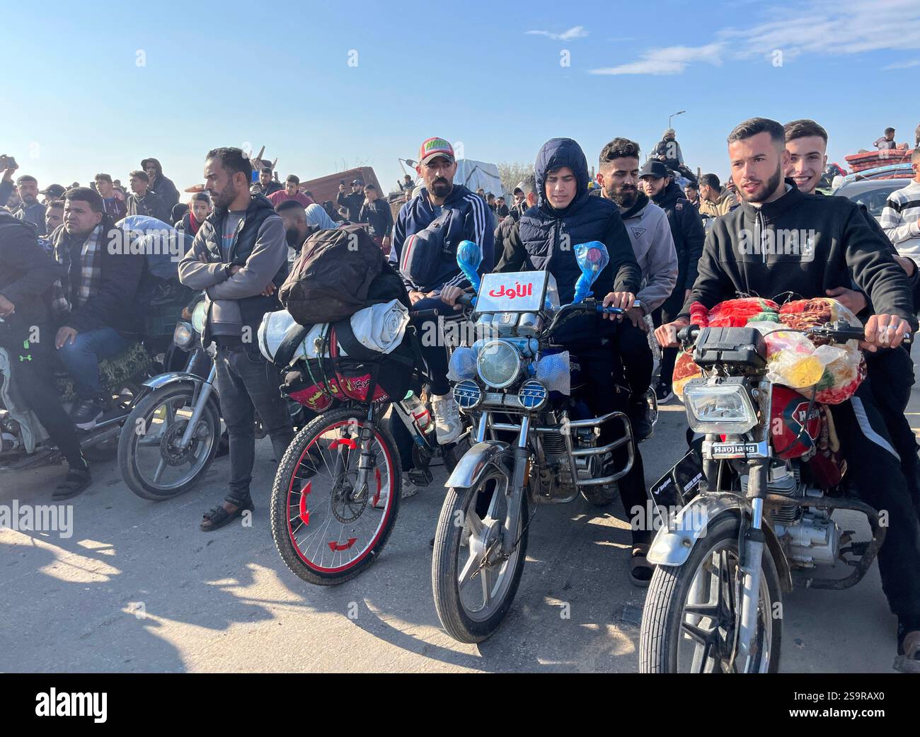 Zwangsvertriebene Palästinenser kehren nach dem Waffenstillstand zwischen der Hamas und Israel am 27. Januar 2025 in ihre Häuser im Norden zurück. Einige Palästinenser nutzten Motorräder und Autos, während andere zu Fuß oder mit Tierwagen unterwegs waren. Foto: Ali Hamad apaimages El-Bureij Gazastreifen Palästinensische Gebiete 270125 El-Bureij AH 0023 Copyright: XapaimagesxAlixHamadxapaimagesx Stockfoto