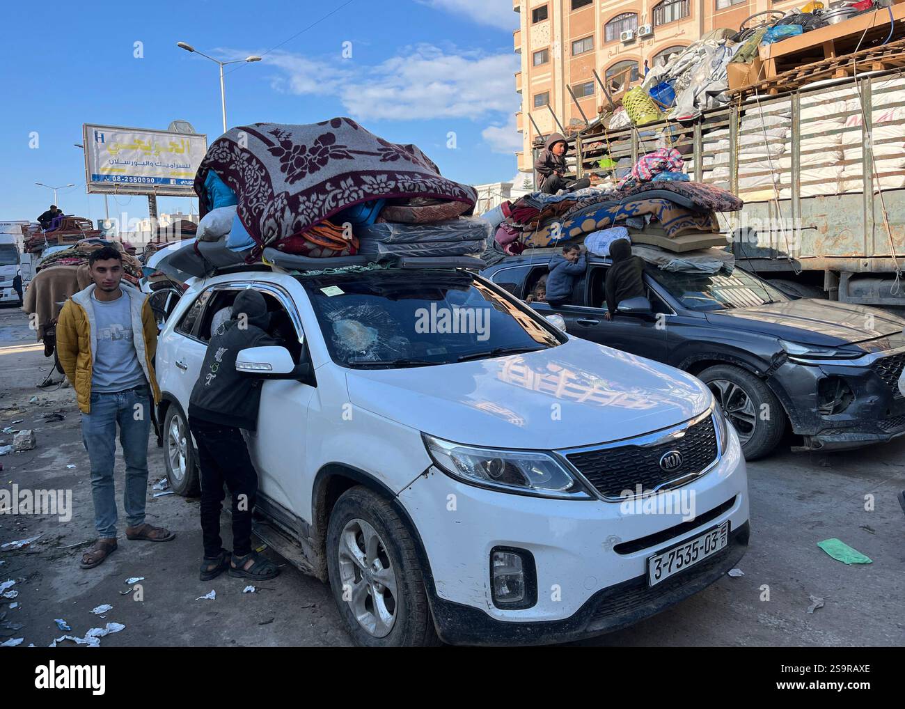Zwangsvertriebene Palästinenser kehren nach dem Waffenstillstand zwischen der Hamas und Israel am 27. Januar 2025 in ihre Häuser im Norden zurück. Einige Palästinenser nutzten Motorräder und Autos, während andere zu Fuß oder mit Tierwagen unterwegs waren. Foto: Ali Hamad apaimages El-Bureij Gazastreifen Palästinensische Gebiete 270125 El-Bureij AH 002 Copyright: XapaimagesxAlixHamadxapaimagesx Stockfoto