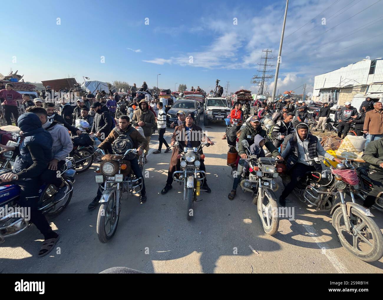 Zwangsvertriebene Palästinenser kehren nach dem Waffenstillstand zwischen der Hamas und Israel am 27. Januar 2025 in ihre Häuser im Norden zurück. Einige Palästinenser nutzten Motorräder und Autos, während andere zu Fuß oder mit Tierwagen unterwegs waren. Foto: Ali Hamad apaimages El-Bureij Gazastreifen Palästinensische Gebiete 270125 El-Bureij AH 0025 Copyright: XapaimagesxAlixHamadxapaimagesx Stockfoto