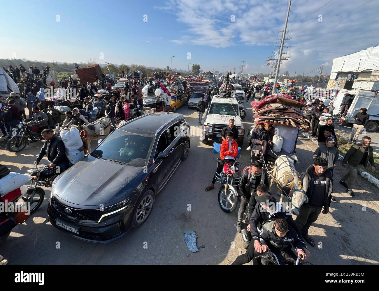 Zwangsvertriebene Palästinenser kehren nach dem Waffenstillstand zwischen der Hamas und Israel am 27. Januar 2025 in ihre Häuser im Norden zurück. Einige Palästinenser nutzten Motorräder und Autos, während andere zu Fuß oder mit Tierwagen unterwegs waren. Foto: Ali Hamad apaimages El-Bureij Gazastreifen Palästinensische Gebiete 270125 El-Bureij AH 0029 Copyright: XapaimagesxAlixHamadxapaimagesx Stockfoto