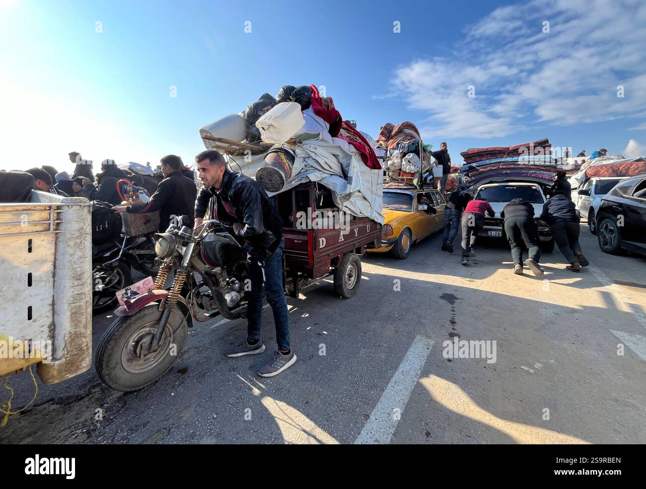 Zwangsvertriebene Palästinenser kehren nach dem Waffenstillstand zwischen der Hamas und Israel am 27. Januar 2025 in ihre Häuser im Norden zurück. Einige Palästinenser nutzten Motorräder und Autos, während andere zu Fuß oder mit Tierwagen unterwegs waren. Foto: Ali Hamad apaimages El-Bureij Gazastreifen Palästinensische Gebiete 270125 El-Bureij AH 0034 Copyright: XapaimagesxAlixHamadxapaimagesx Stockfoto