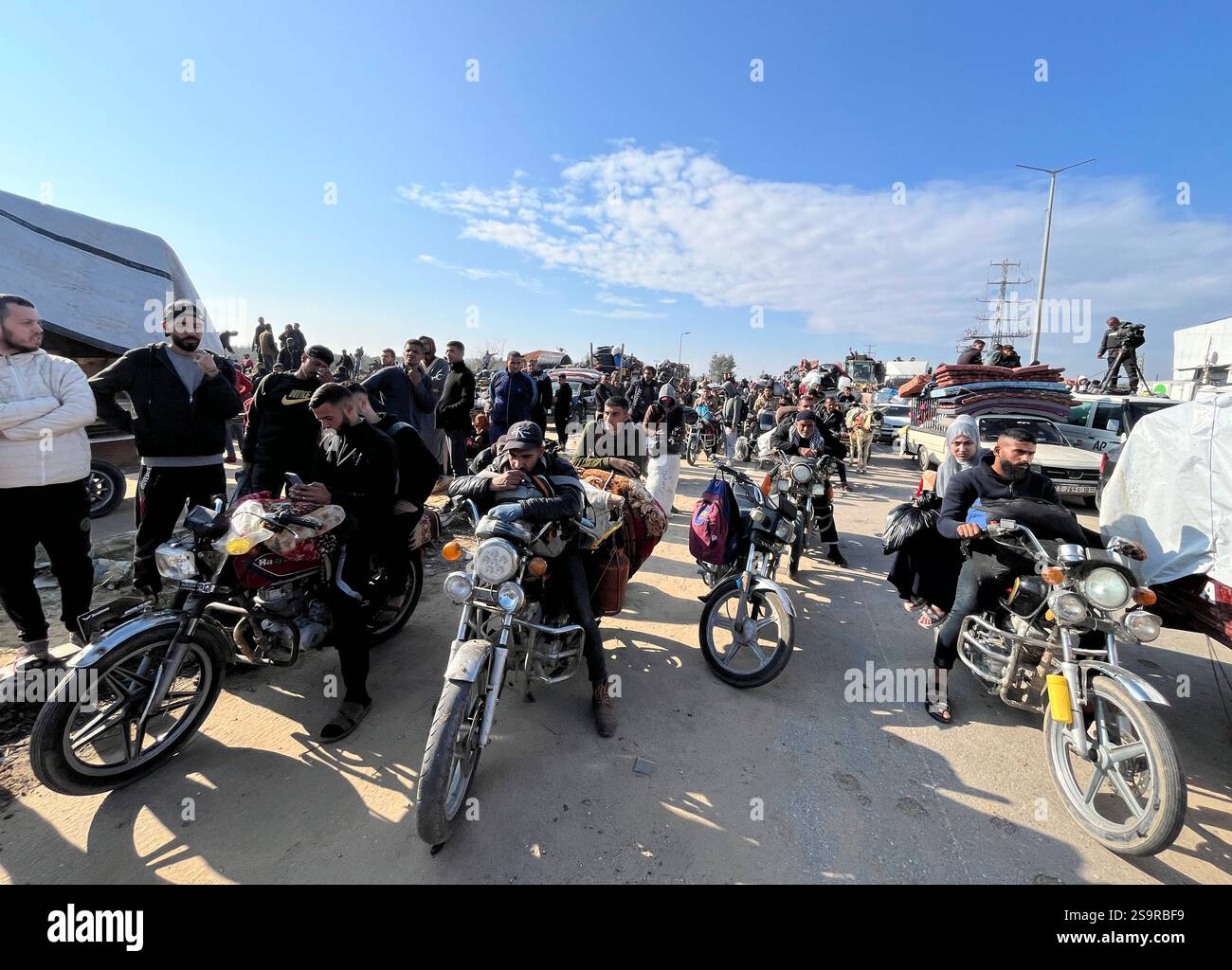 Zwangsvertriebene Palästinenser kehren nach dem Waffenstillstand zwischen der Hamas und Israel am 27. Januar 2025 in ihre Häuser im Norden zurück. Einige Palästinenser nutzten Motorräder und Autos, während andere zu Fuß oder mit Tierwagen unterwegs waren. Foto: Ali Hamad apaimages El-Bureij Gazastreifen Palästinensische Gebiete 270125 El-Bureij AH 0041 Copyright: XapaimagesxAlixHamadxapaimagesx Stockfoto