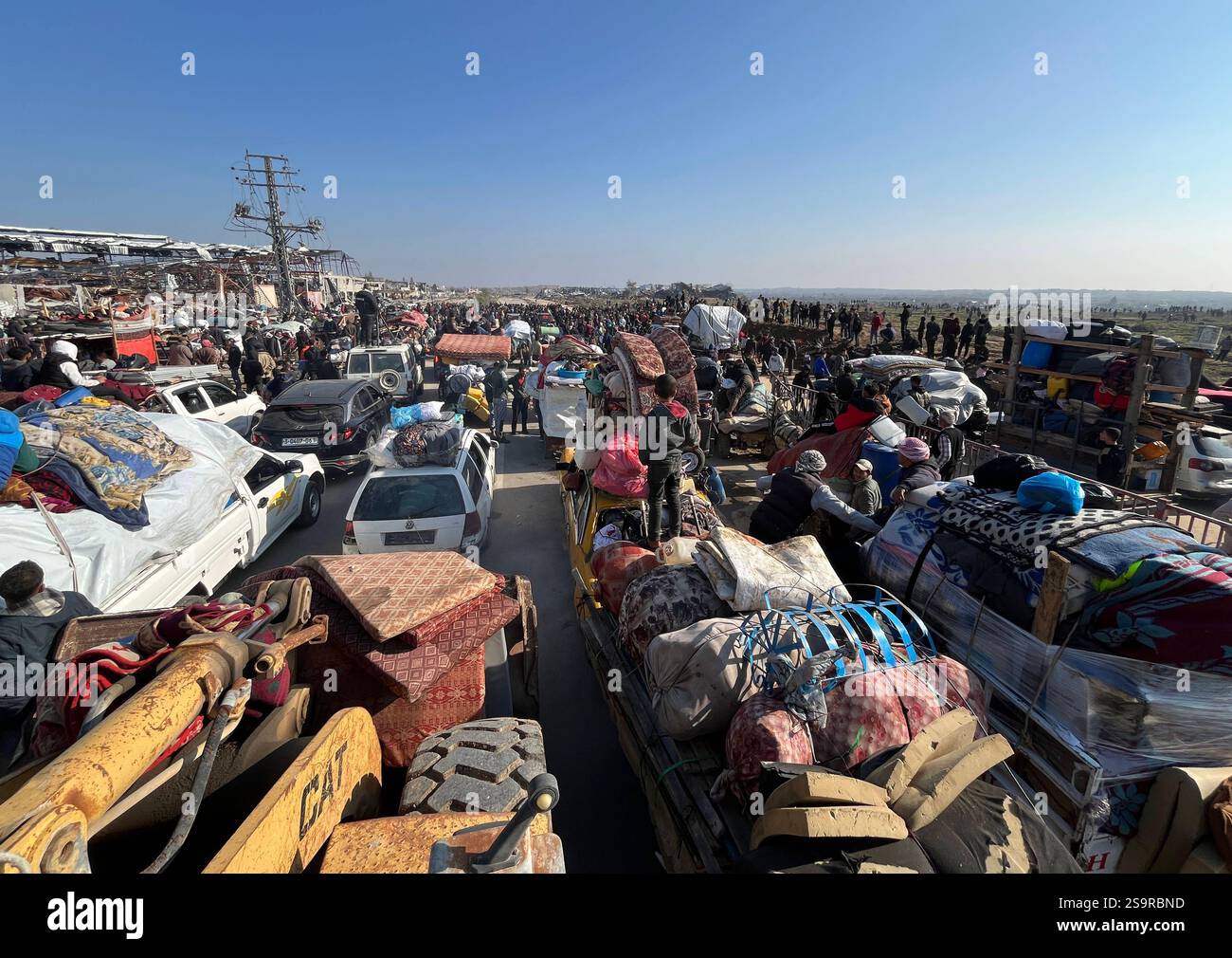 Zwangsvertriebene Palästinenser kehren nach dem Waffenstillstand zwischen der Hamas und Israel am 27. Januar 2025 in ihre Häuser im Norden zurück. Einige Palästinenser nutzten Motorräder und Autos, während andere zu Fuß oder mit Tierwagen unterwegs waren. Foto: Ali Hamad apaimages El-Bureij Gazastreifen Palästinensische Gebiete 270125 El-Bureij AH 0050 Copyright: XapaimagesxAlixHamadxapaimagesx Stockfoto