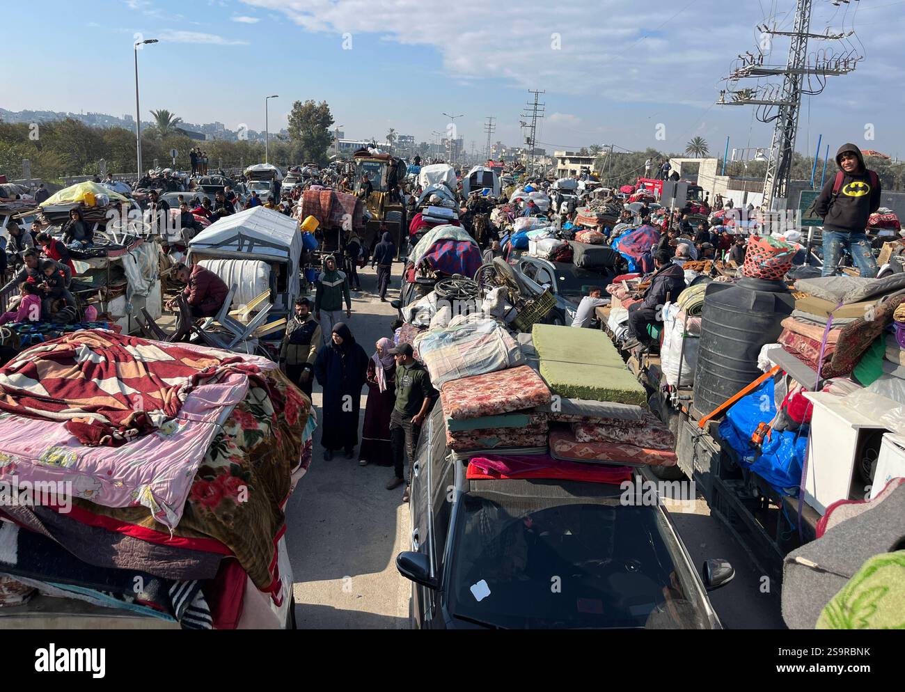 Zwangsvertriebene Palästinenser kehren nach dem Waffenstillstand zwischen der Hamas und Israel am 27. Januar 2025 in ihre Häuser im Norden zurück. Einige Palästinenser nutzten Motorräder und Autos, während andere zu Fuß oder mit Tierwagen unterwegs waren. Foto: Ali Hamad apaimages El-Bureij Gazastreifen Palästinensische Gebiete 270125 El-Bureij AH 0044 Copyright: XapaimagesxAlixHamadxapaimagesx Stockfoto