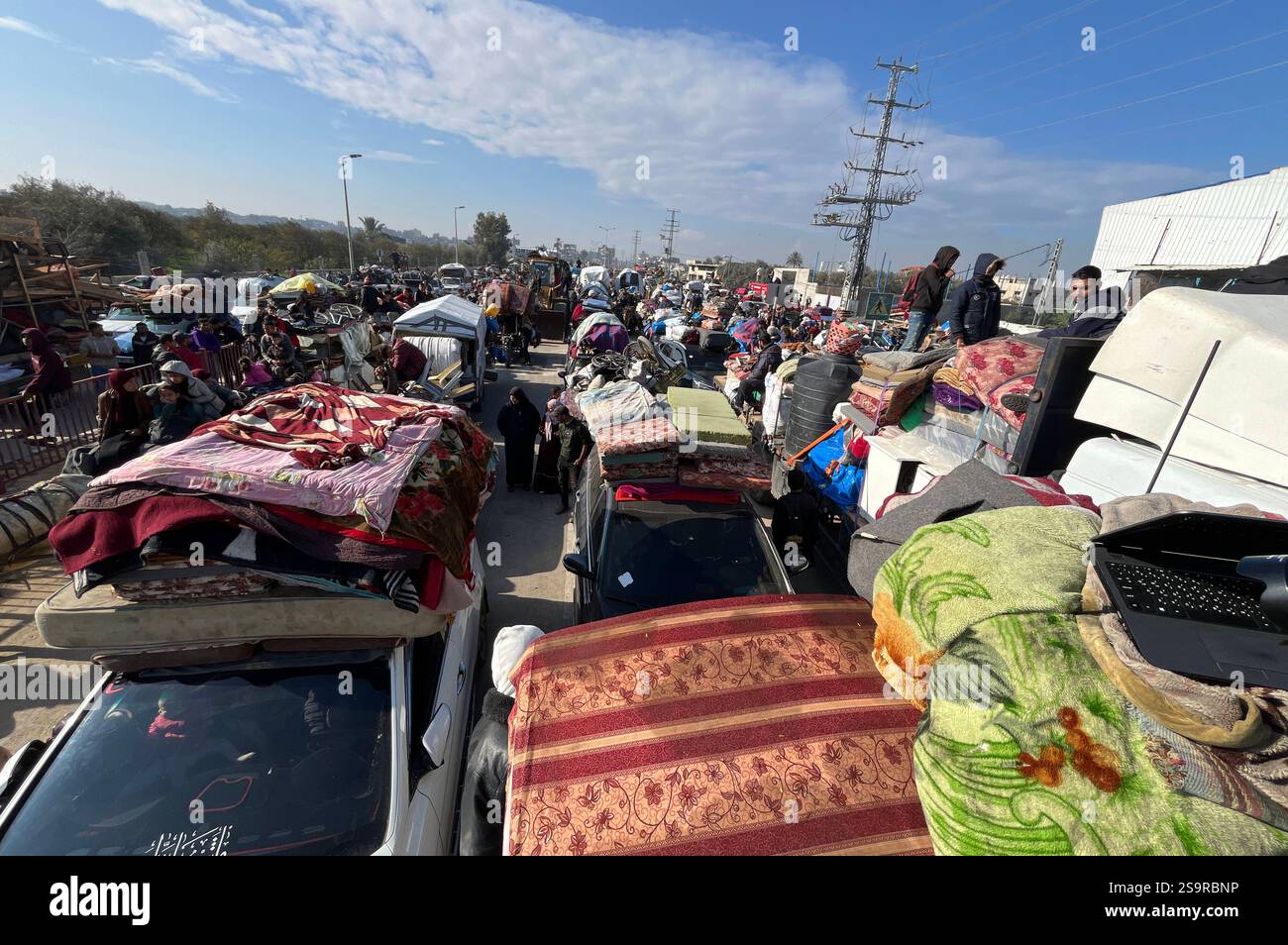 Zwangsvertriebene Palästinenser kehren nach dem Waffenstillstand zwischen der Hamas und Israel am 27. Januar 2025 in ihre Häuser im Norden zurück. Einige Palästinenser nutzten Motorräder und Autos, während andere zu Fuß oder mit Tierwagen unterwegs waren. Foto: Ali Hamad apaimages El-Bureij Gazastreifen Palästinensische Gebiete 270125 El-Bureij AH 0048 Copyright: XapaimagesxAlixHamadxapaimagesx Stockfoto