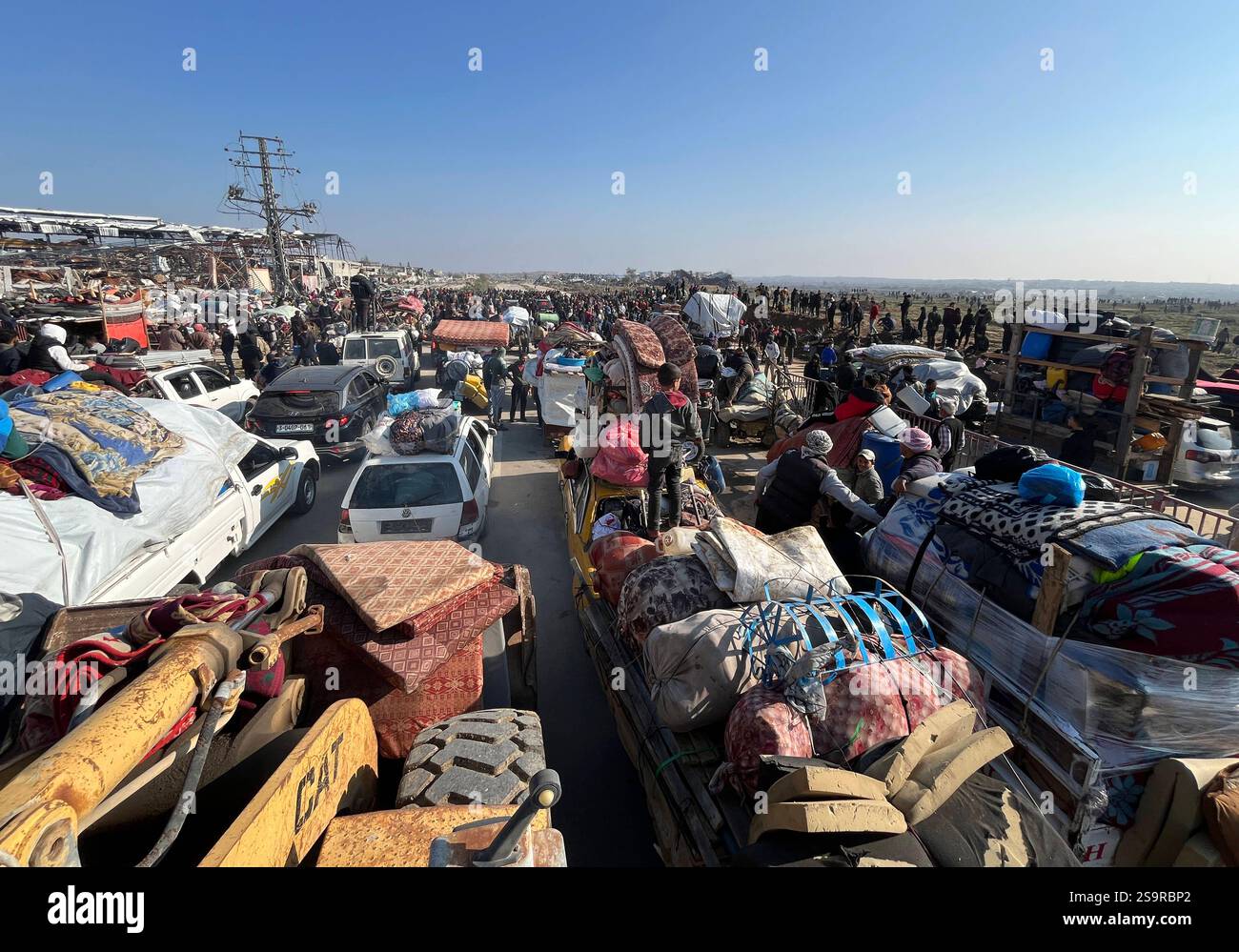 Zwangsvertriebene Palästinenser kehren nach dem Waffenstillstand zwischen der Hamas und Israel am 27. Januar 2025 in ihre Häuser im Norden zurück. Einige Palästinenser nutzten Motorräder und Autos, während andere zu Fuß oder mit Tierwagen unterwegs waren. Foto: Ali Hamad apaimages El-Bureij Gazastreifen Palästinensische Gebiete 270125 El-Bureij AH 0051 Copyright: XapaimagesxAlixHamadxapaimagesx Stockfoto