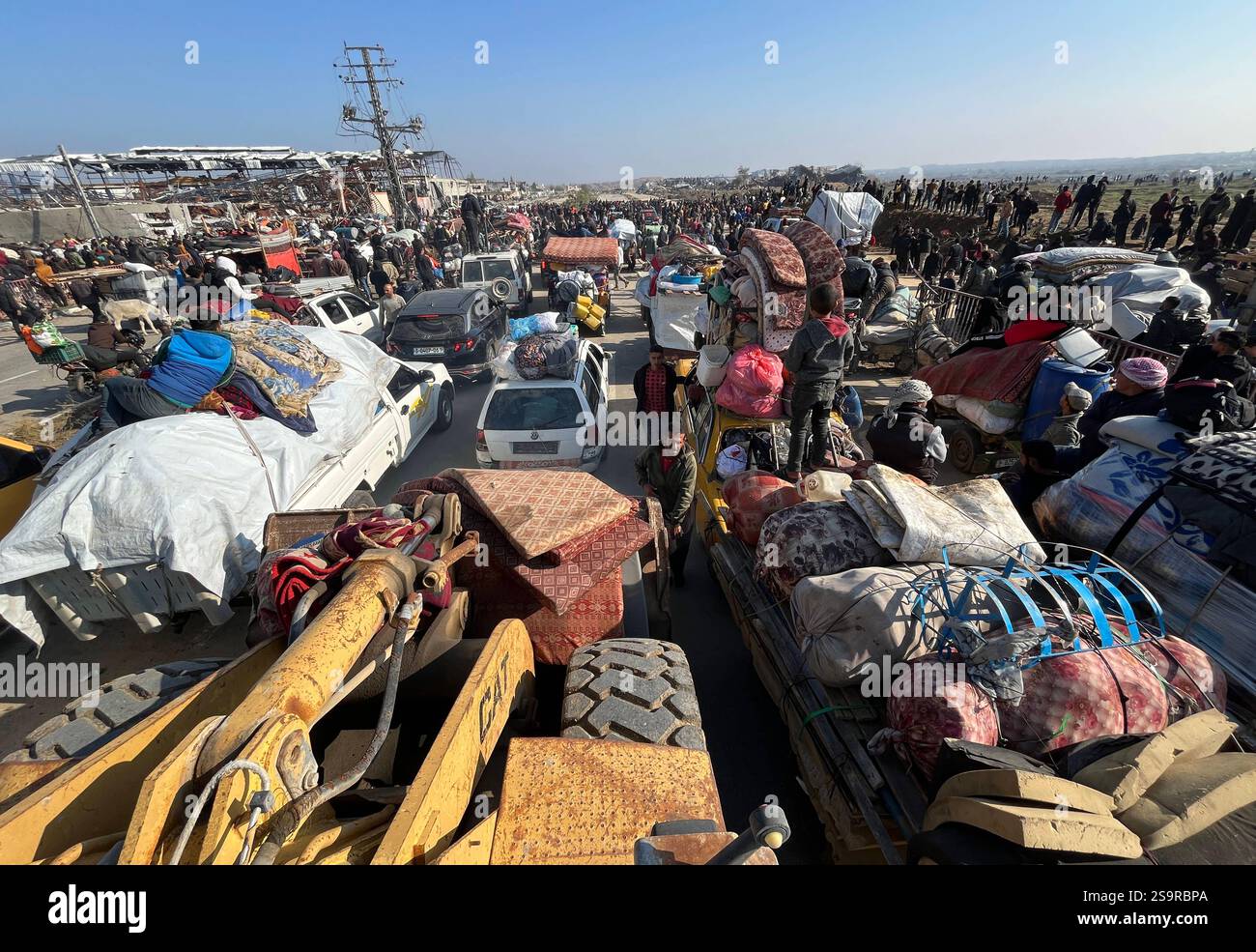 Zwangsvertriebene Palästinenser kehren nach dem Waffenstillstand zwischen der Hamas und Israel am 27. Januar 2025 in ihre Häuser im Norden zurück. Einige Palästinenser nutzten Motorräder und Autos, während andere zu Fuß oder mit Tierwagen unterwegs waren. Foto: Ali Hamad apaimages El-Bureij Gazastreifen Palästinensische Gebiete 270125 El-Bureij AH 0053 Copyright: XapaimagesxAlixHamadxapaimagesx Stockfoto