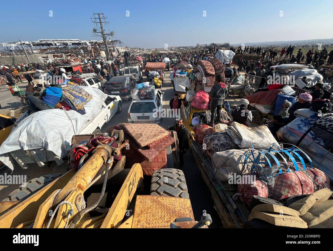 Zwangsvertriebene Palästinenser kehren nach dem Waffenstillstand zwischen der Hamas und Israel am 27. Januar 2025 in ihre Häuser im Norden zurück. Einige Palästinenser nutzten Motorräder und Autos, während andere zu Fuß oder mit Tierwagen unterwegs waren. Foto: Ali Hamad apaimages El-Bureij Gazastreifen Palästinensische Gebiete 270125 El-Bureij AH 0054 Copyright: XapaimagesxAlixHamadxapaimagesx Stockfoto