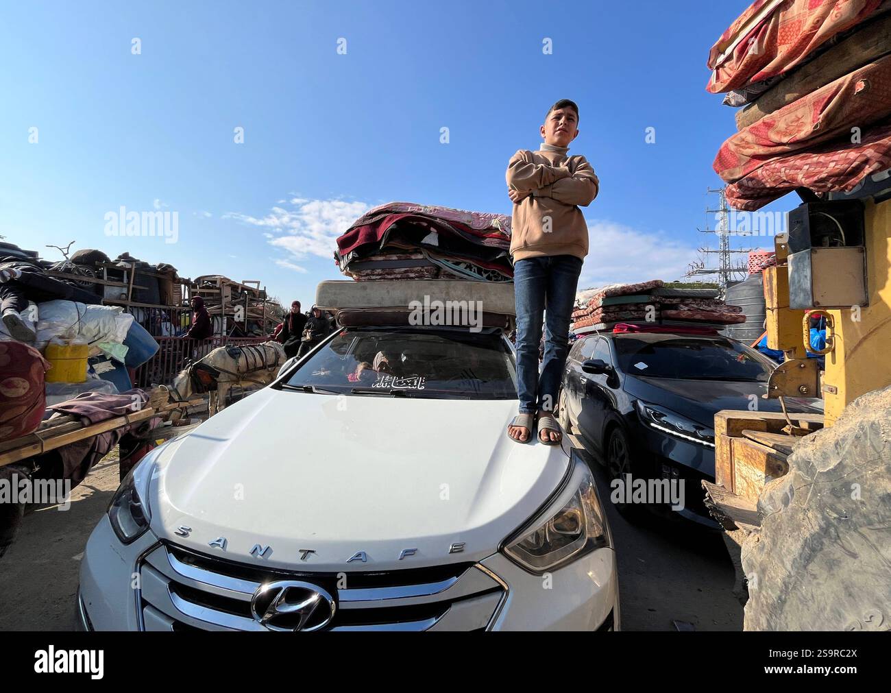 Zwangsvertriebene Palästinenser kehren nach dem Waffenstillstand zwischen der Hamas und Israel am 27. Januar 2025 in ihre Häuser im Norden zurück. Einige Palästinenser nutzten Motorräder und Autos, während andere zu Fuß oder mit Tierwagen unterwegs waren. Foto: Ali Hamad apaimages El-Bureij Gazastreifen Palästinensische Gebiete 270125 El-Bureij AH 0060 Copyright: XapaimagesxAlixHamadxapaimagesx Stockfoto