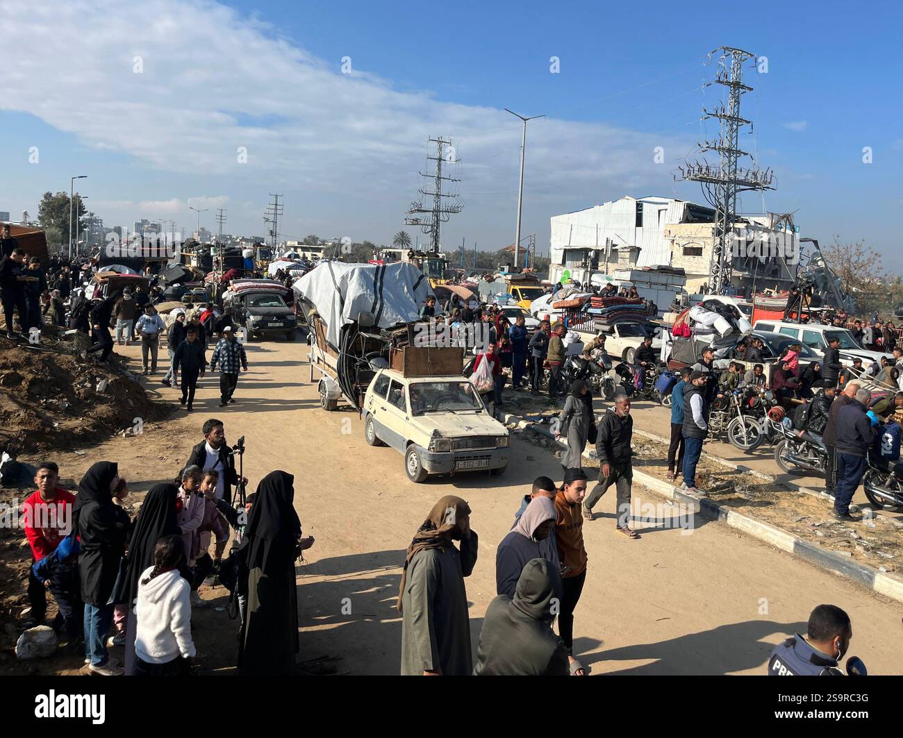 Zwangsvertriebene Palästinenser kehren nach dem Waffenstillstand zwischen der Hamas und Israel am 27. Januar 2025 in ihre Häuser im Norden zurück. Einige Palästinenser nutzten Motorräder und Autos, während andere zu Fuß oder mit Tierwagen unterwegs waren. Foto: Ali Hamad apaimages El-Bureij Gazastreifen Palästinensische Gebiete 270125 El-Bureij AH 0065 Copyright: XapaimagesxAlixHamadxapaimagesx Stockfoto