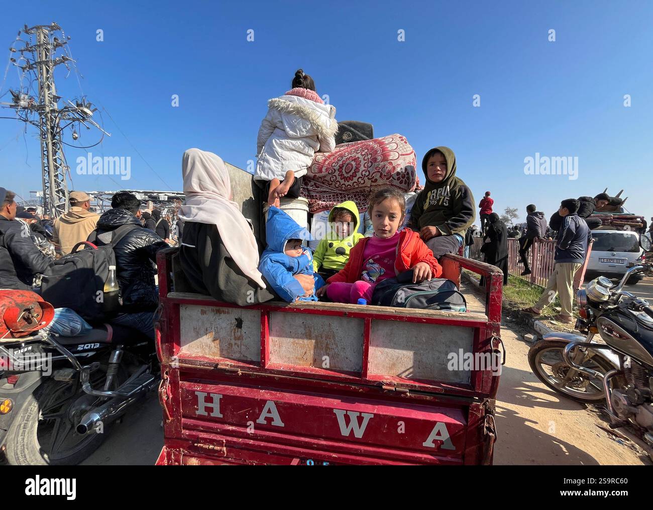 Zwangsvertriebene Palästinenser kehren nach dem Waffenstillstand zwischen der Hamas und Israel am 27. Januar 2025 in ihre Häuser im Norden zurück. Einige Palästinenser nutzten Motorräder und Autos, während andere zu Fuß oder mit Tierwagen unterwegs waren. Foto: Ali Hamad apaimages El-Bureij Gazastreifen Palästinensische Gebiete 270125 El-Bureij AH 0067 Copyright: XapaimagesxAlixHamadxapaimagesx Stockfoto