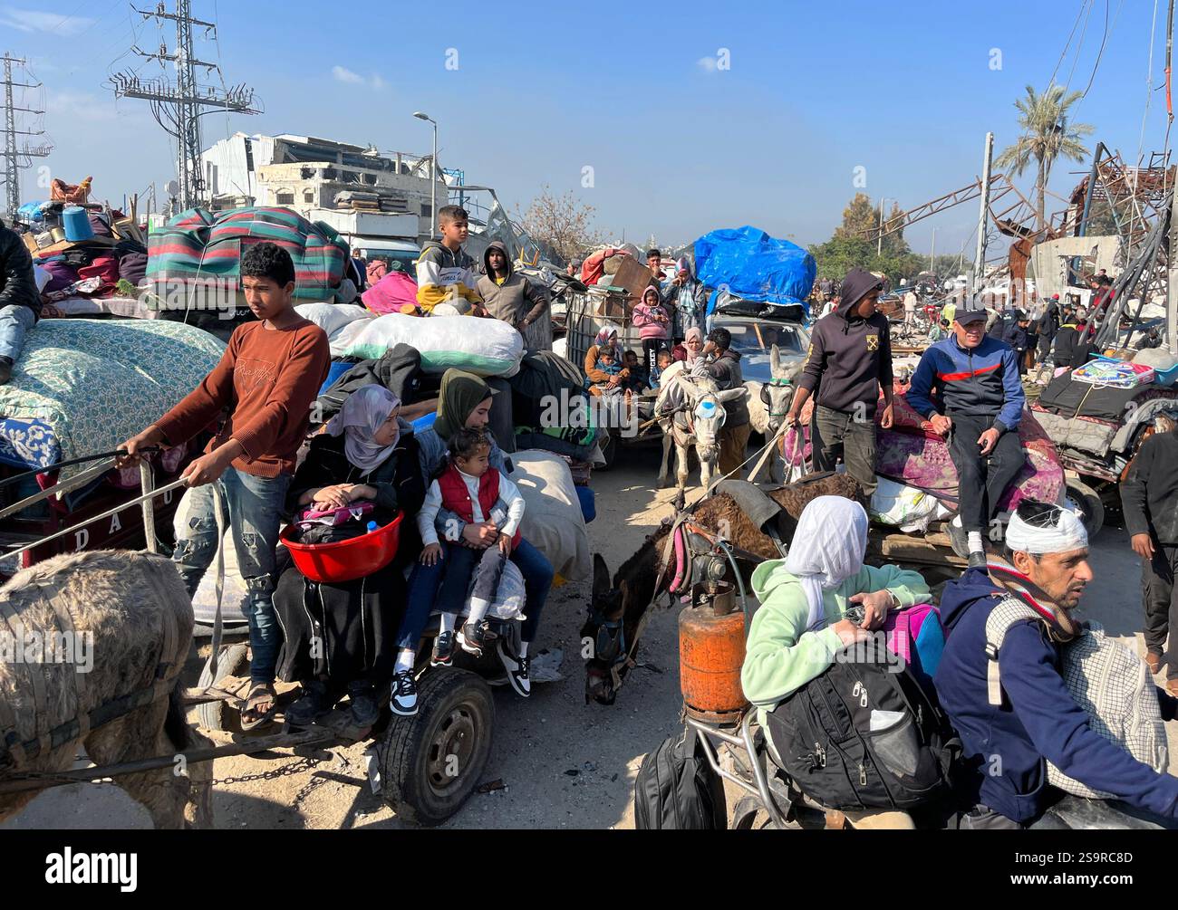 Zwangsvertriebene Palästinenser kehren nach dem Waffenstillstand zwischen der Hamas und Israel am 27. Januar 2025 in ihre Häuser im Norden zurück. Einige Palästinenser nutzten Motorräder und Autos, während andere zu Fuß oder mit Tierwagen unterwegs waren. Foto: Ali Hamad apaimages El-Bureij Gazastreifen Palästinensische Gebiete 270125 El-Bureij AH 0075 Copyright: XapaimagesxAlixHamadxapaimagesx Stockfoto