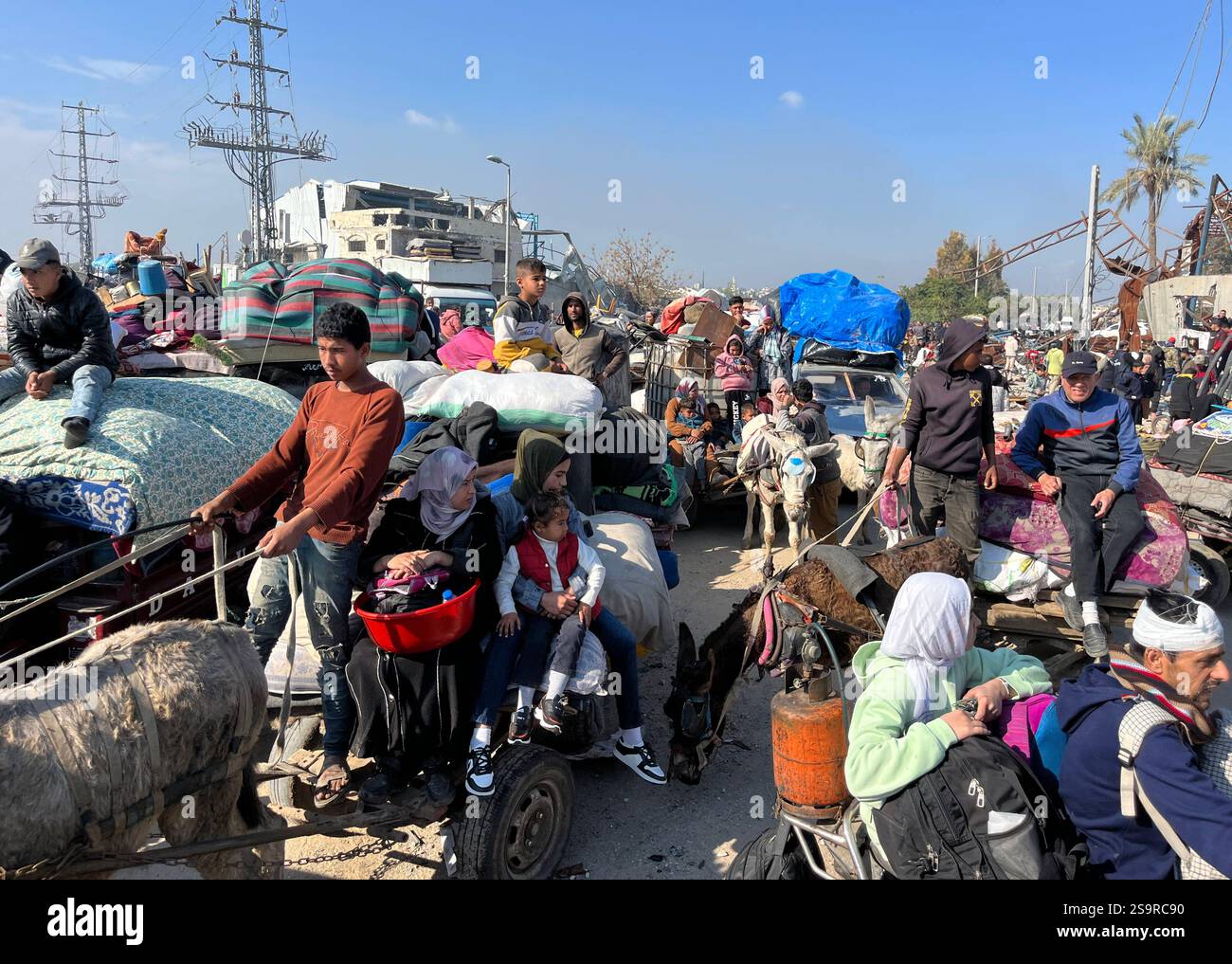 Zwangsvertriebene Palästinenser kehren nach dem Waffenstillstand zwischen der Hamas und Israel am 27. Januar 2025 in ihre Häuser im Norden zurück. Einige Palästinenser nutzten Motorräder und Autos, während andere zu Fuß oder mit Tierwagen unterwegs waren. Foto: Ali Hamad apaimages El-Bureij Gazastreifen Palästinensische Gebiete 270125 El-Bureij AH 0074 Copyright: XapaimagesxAlixHamadxapaimagesx Stockfoto