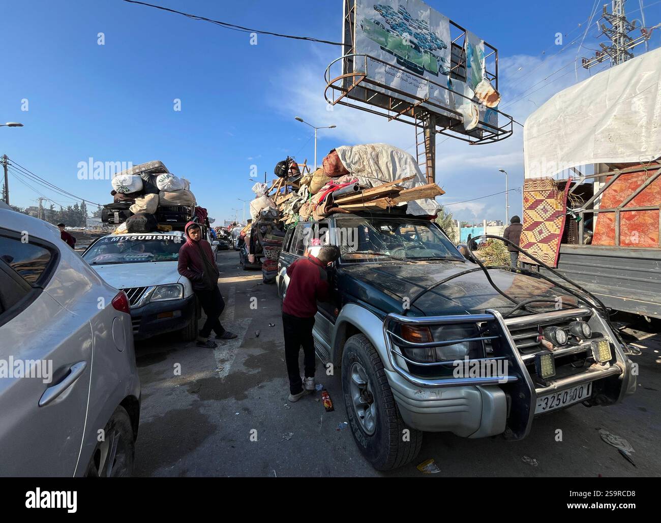 Zwangsvertriebene Palästinenser kehren nach dem Waffenstillstand zwischen der Hamas und Israel am 27. Januar 2025 in ihre Häuser im Norden zurück. Einige Palästinenser nutzten Motorräder und Autos, während andere zu Fuß oder mit Tierwagen unterwegs waren. Foto: Ali Hamad apaimages El-Bureij Gazastreifen Palästinensische Gebiete 270125 El-Bureij AH 009 Copyright: XapaimagesxAlixHamadxapaimagesx Stockfoto