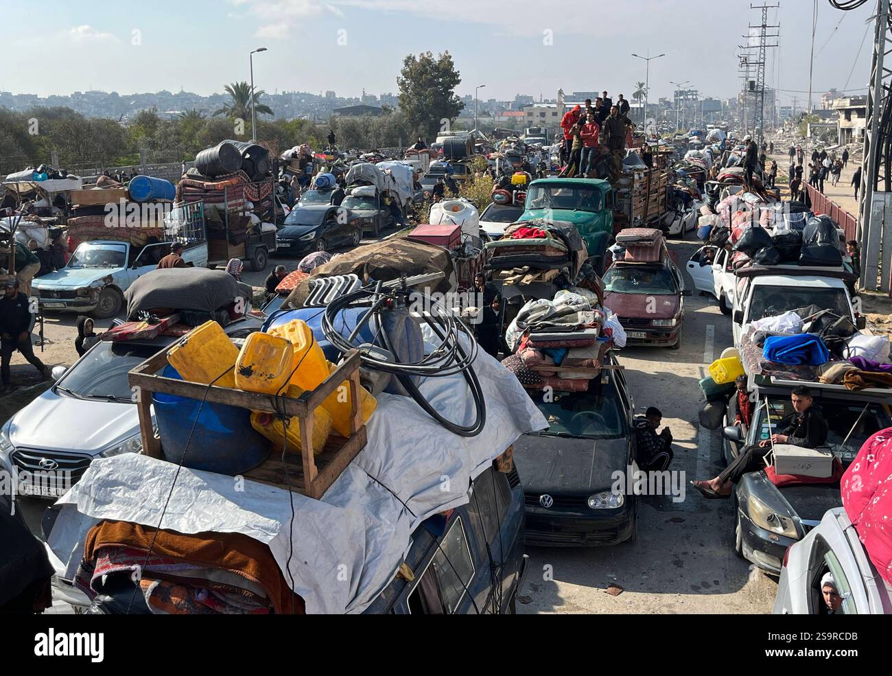 Zwangsvertriebene Palästinenser kehren nach dem Waffenstillstand zwischen der Hamas und Israel am 27. Januar 2025 in ihre Häuser im Norden zurück. Einige Palästinenser nutzten Motorräder und Autos, während andere zu Fuß oder mit Tierwagen unterwegs waren. Foto: Ali Hamad apaimages El-Bureij Gazastreifen Palästinensische Gebiete 270125 El-Bureij AH 0090 Copyright: XapaimagesxAlixHamadxapaimagesx Stockfoto