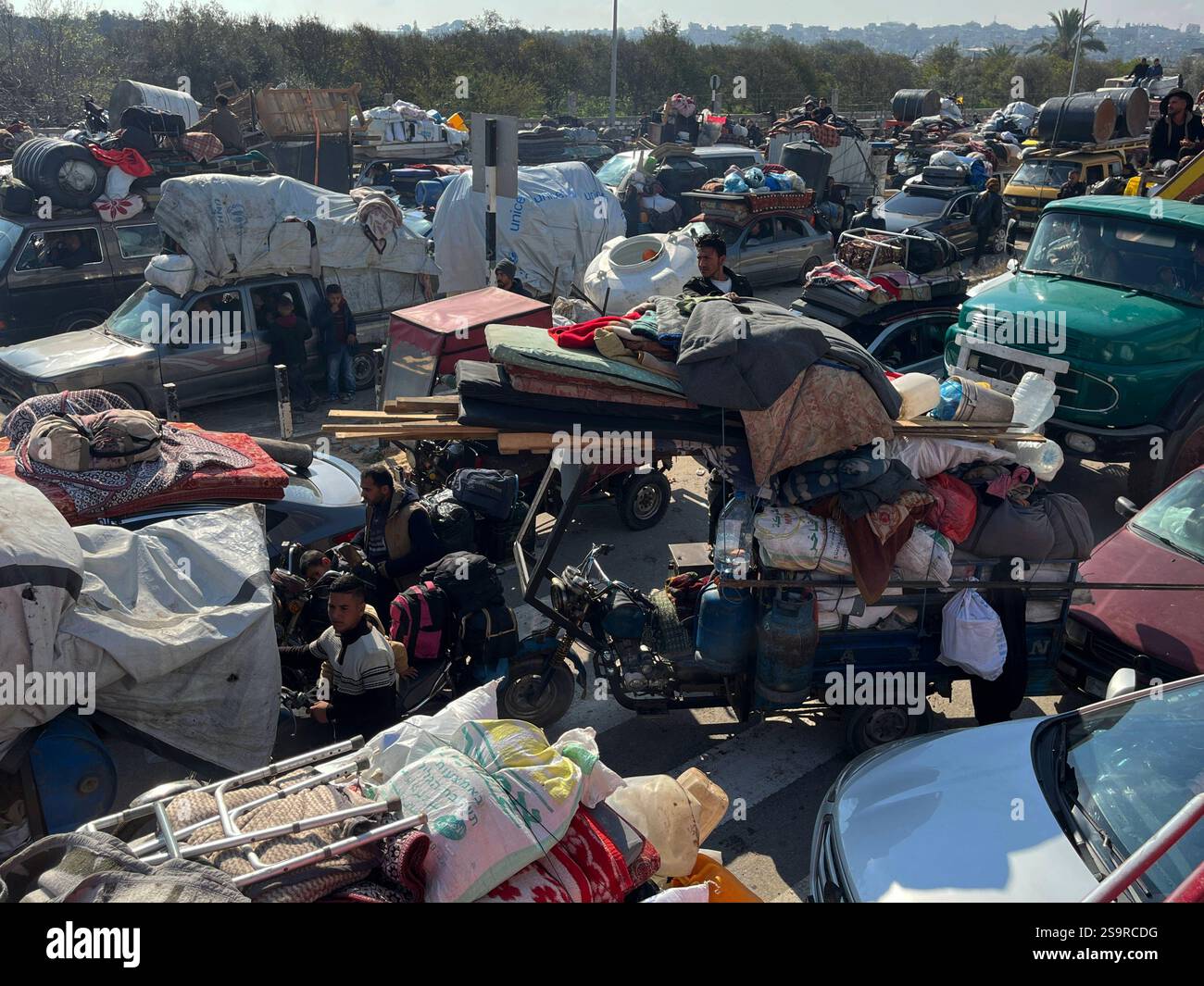 Zwangsvertriebene Palästinenser kehren nach dem Waffenstillstand zwischen der Hamas und Israel am 27. Januar 2025 in ihre Häuser im Norden zurück. Einige Palästinenser nutzten Motorräder und Autos, während andere zu Fuß oder mit Tierwagen unterwegs waren. Foto: Ali Hamad apaimages El-Bureij Gazastreifen Palästinensische Gebiete 270125 El-Bureij AH 0094 Copyright: XapaimagesxAlixHamadxapaimagesx Stockfoto