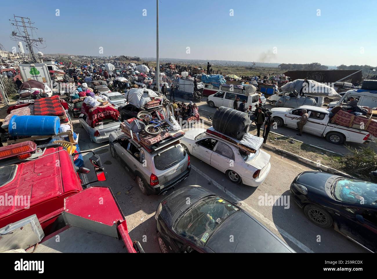 Zwangsvertriebene Palästinenser kehren nach dem Waffenstillstand zwischen der Hamas und Israel am 27. Januar 2025 in ihre Häuser im Norden zurück. Einige Palästinenser nutzten Motorräder und Autos, während andere zu Fuß oder mit Tierwagen unterwegs waren. Foto: Ali Hamad apaimages El-Bureij Gazastreifen Palästinensische Gebiete 270125 El-Bureij AH 0083 Copyright: XapaimagesxAlixHamadxapaimagesx Stockfoto