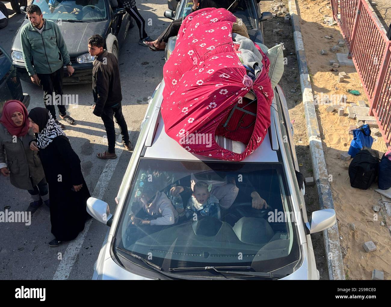 Zwangsvertriebene Palästinenser kehren nach dem Waffenstillstand zwischen der Hamas und Israel am 27. Januar 2025 in ihre Häuser im Norden zurück. Einige Palästinenser nutzten Motorräder und Autos, während andere zu Fuß oder mit Tierwagen unterwegs waren. Foto: Ali Hamad apaimages El-Bureij Gazastreifen Palästinensische Gebiete 270125 El-Bureij AH 0082 Copyright: XapaimagesxAlixHamadxapaimagesx Stockfoto