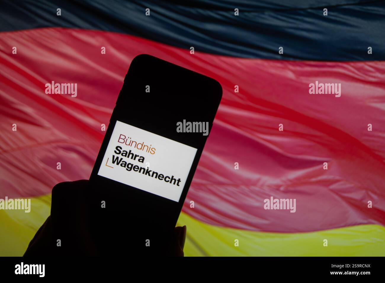 Rheinbach, Deutschland 26. Januar 2025, das Logo der Partei „Bündnis Sahra Wagenknecht“ auf dem Display eines Smartphones vor einer deutschen Flagge Stockfoto