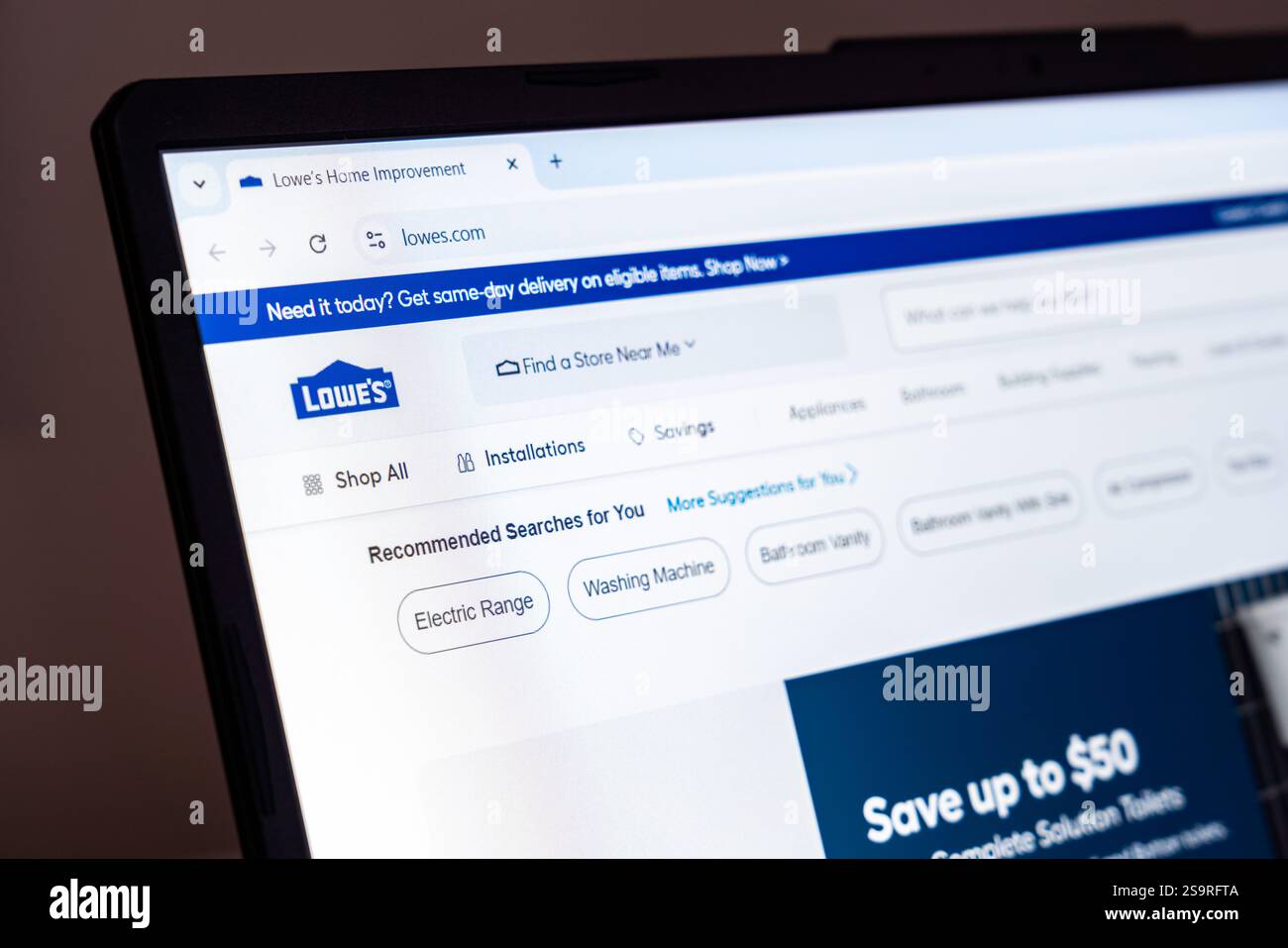 New York, USA – 22. Januar 2025: Lowes Website wird auf einem Laptop-Bildschirm mit Produkten und Dienstleistungen für die häusliche Verbesserung angezeigt Stockfoto