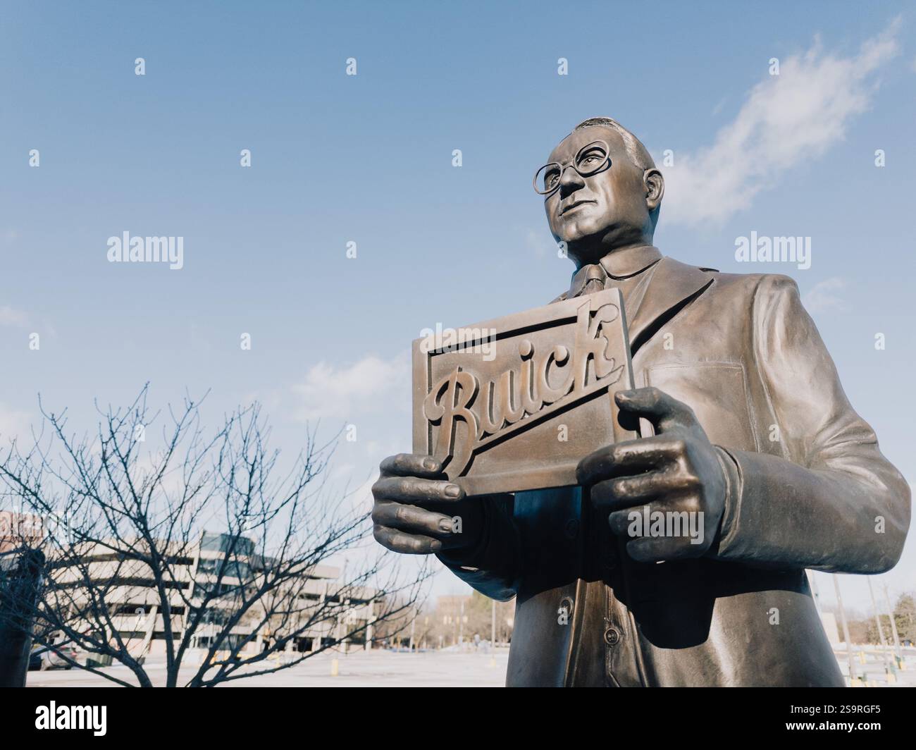 Eine Statue des Bildhauers Joe Rundell, Gründer der Buick Motor Car Company, David Dunbar Buick, im Zentrum von Flint Michigan USA - Smartphone-aufgenommenes Stockfoto
