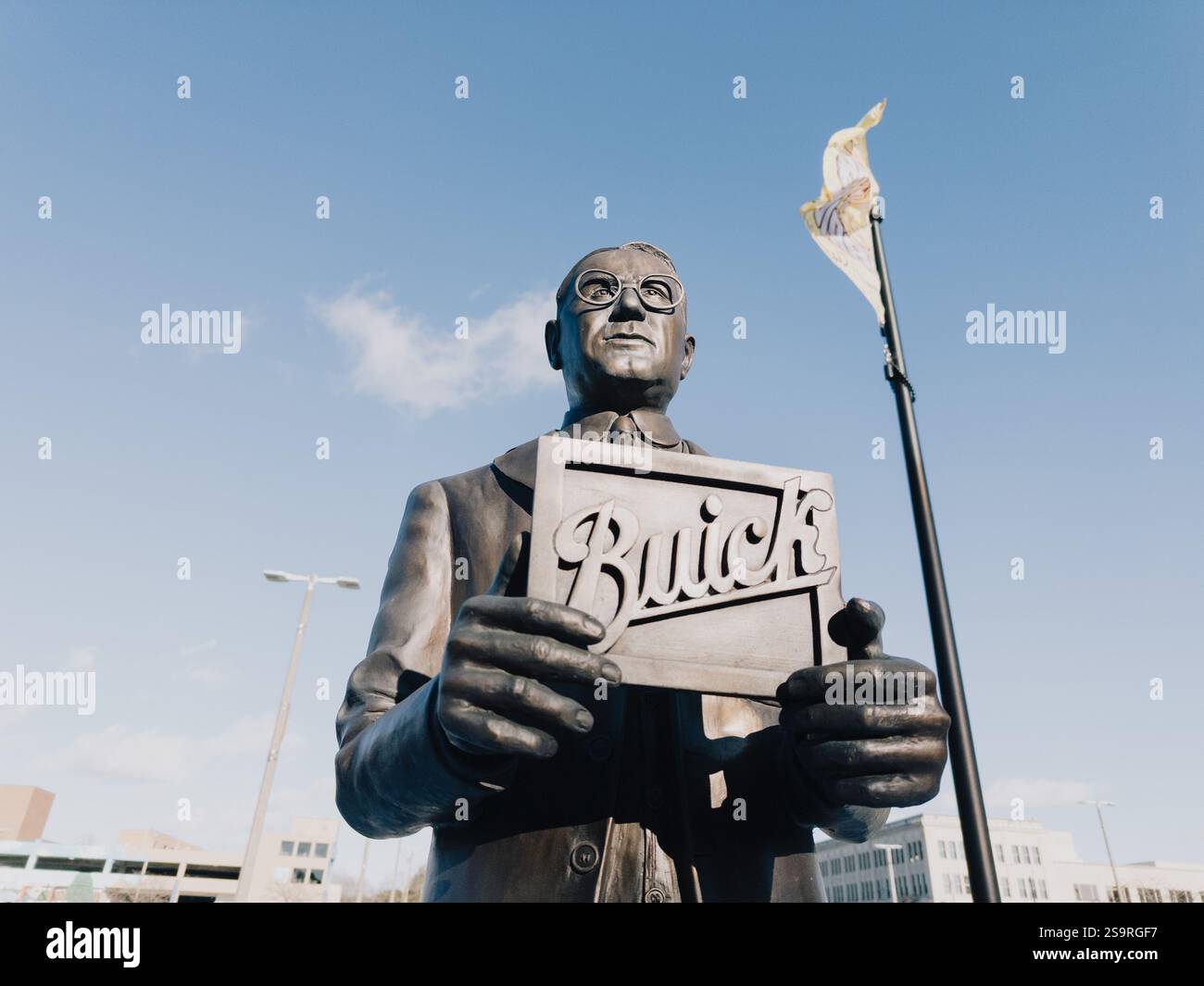 Eine Statue des Bildhauers Joe Rundell, Gründer der Buick Motor Car Company, David Dunbar Buick, im Zentrum von Flint Michigan USA - Smartphone-aufgenommenes Stockfoto
