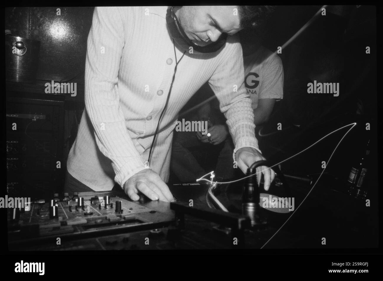 PAUL OAKENFOLD, DJ SET, 2000: Der legendäre britische DJ Paul Oakenfold spielt am 20. Oktober 2000 live im BBC Sound City am Ice Rink in Cardiff, Wales. Foto: Rob Watkins. INFO: Paul Oakenfold ist ein legendärer britischer DJ, Produzent und Pionier elektronischer Tanzmusik. Bekannt für seine bahnbrechenden Trance-Sets, ikonischen Remixe und Global Underground Compilations, half er, elektronische Musik weltweit zu popularisieren und ist eine einflussreiche Figur in der Branche. Stockfoto