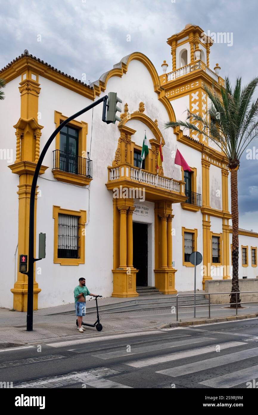 Spanien. Cadiz. Paläste und Architektur des historischen Zentrums - Colegio Publico Campo del Sur Stockfoto