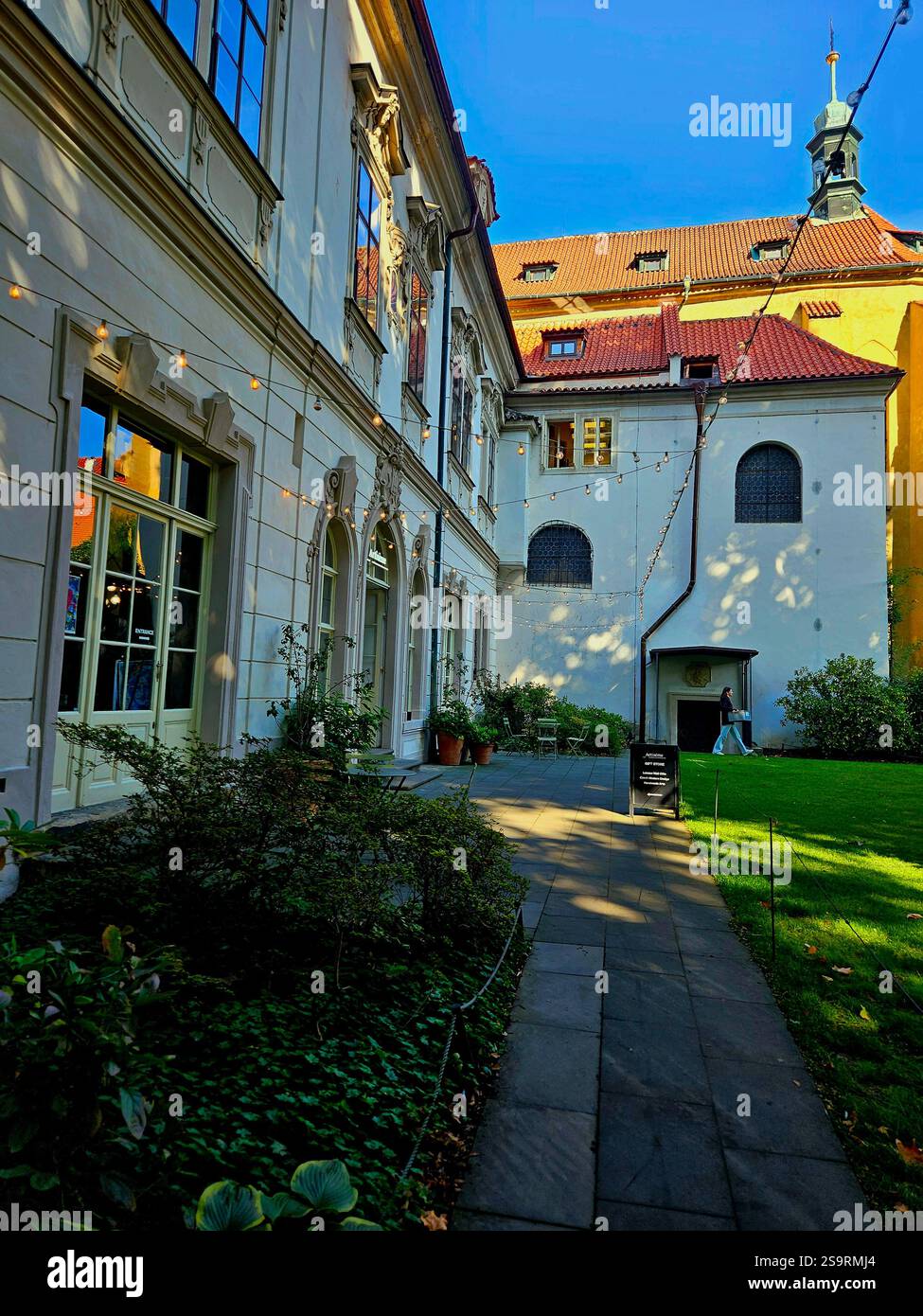 Ein Innenhof hinter der John-Lennon-Mauer in Prag Stockfoto