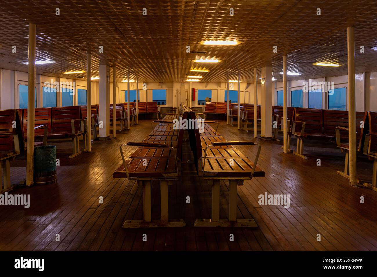 Ein leeres Fährdeck in Istanbul während der Dämmerung mit Blick auf das Marmarameer und entfernte Inseln. Ein ruhiger Moment, der das urbane maritime Leben veranschaulicht. Stockfoto