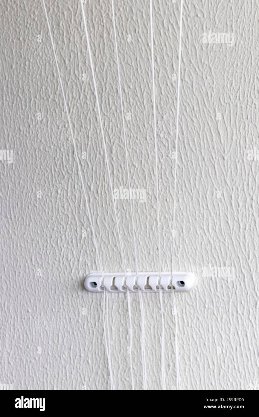 Schnur von der Halterung des Wäschetrockners an der Wand Stockfoto