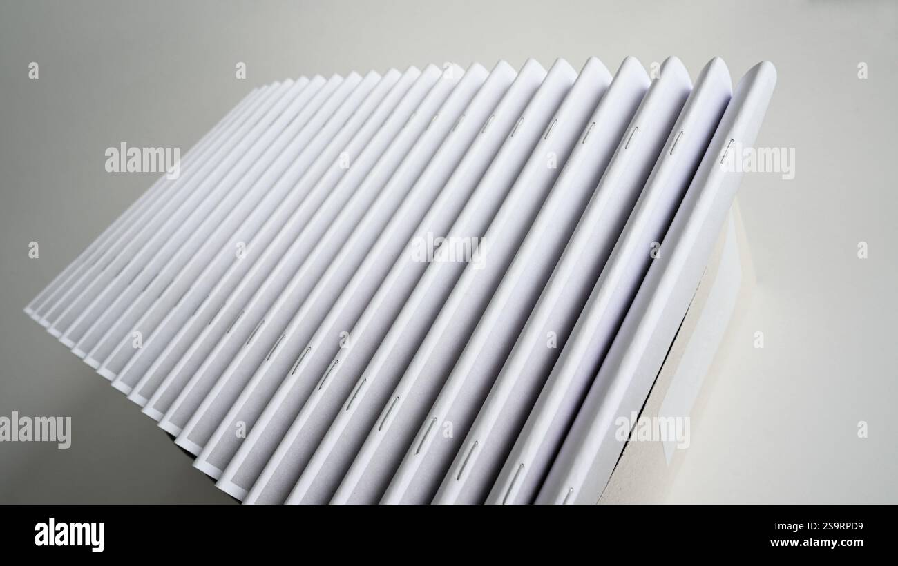 Gestickte gedruckte Broschüren mit Heftklammern in der Buchbinderei oder Druckerei. Nach Buchrücken sortiert drucken. Briefladen oder Buchbinder. Stockfoto