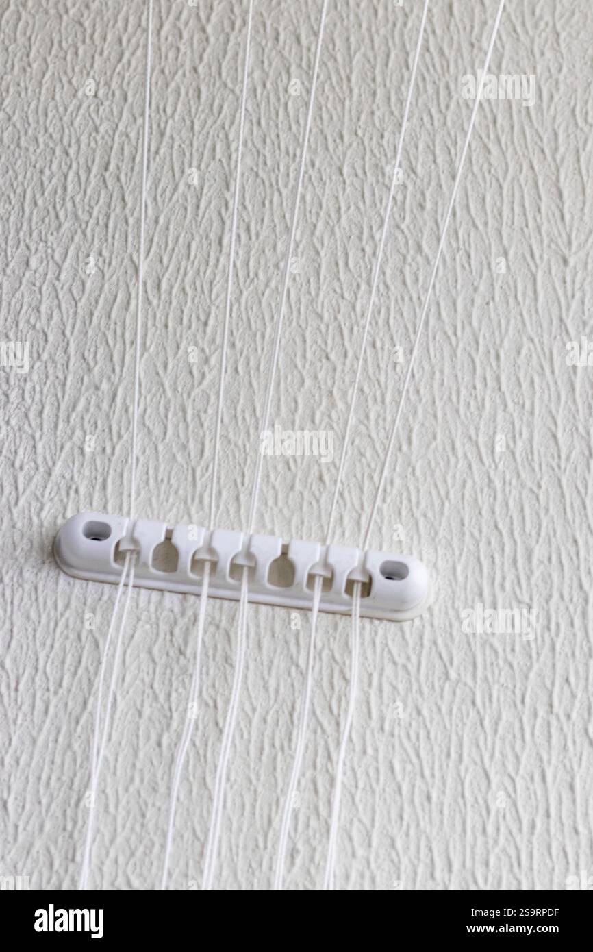 Schnur von der Halterung des Wäschetrockners an der Wand Stockfoto
