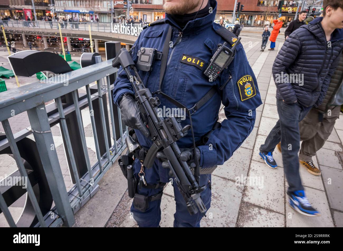 Die Polizei überwacht eine Demonstration in Stockholm. Stockfoto