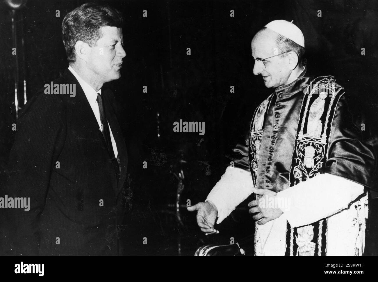 2 Luglio 1962 Vaticano Archivio Storico Olycom/Lapresse John Fitzgerald Kennedy, chiamato anche JFK o con il diminutivo Jack (Brookline, 29 maggio 1917 - Dallas, 22. November 1963), è stato un politico statunitense, 35° presidente degli Stati Uniti d'America dal 1961 al 1963. NATO nella influente famiglia Kennedy, cattolica di origine irlandese, si laureò all'Università Harvard nel 1937. Allo scoppio della seconda guerra mondiale si arruolò, comportandosi valorosamente nel Pacifico e venendo insignito della Navy and Marine Corps Medaille. Finito il conflitto aderì al Partito democratico, si candid Stockfoto