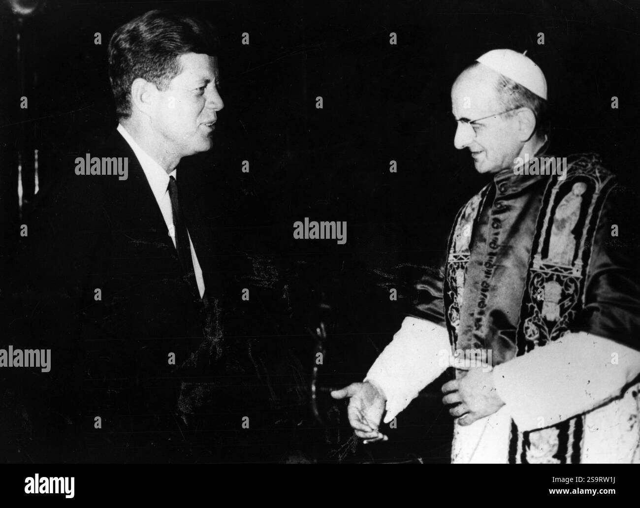 2 Luglio 1962 Vaticano Archivio Storico Olycom/Lapresse John Fitzgerald Kennedy, chiamato anche JFK o con il diminutivo Jack (Brookline, 29 maggio 1917 - Dallas, 22. November 1963), è stato un politico statunitense, 35° presidente degli Stati Uniti d'America dal 1961 al 1963. NATO nella influente famiglia Kennedy, cattolica di origine irlandese, si laureò all'Università Harvard nel 1937. Allo scoppio della seconda guerra mondiale si arruolò, comportandosi valorosamente nel Pacifico e venendo insignito della Navy and Marine Corps Medaille. Finito il conflitto aderì al Partito democratico, si candid Stockfoto