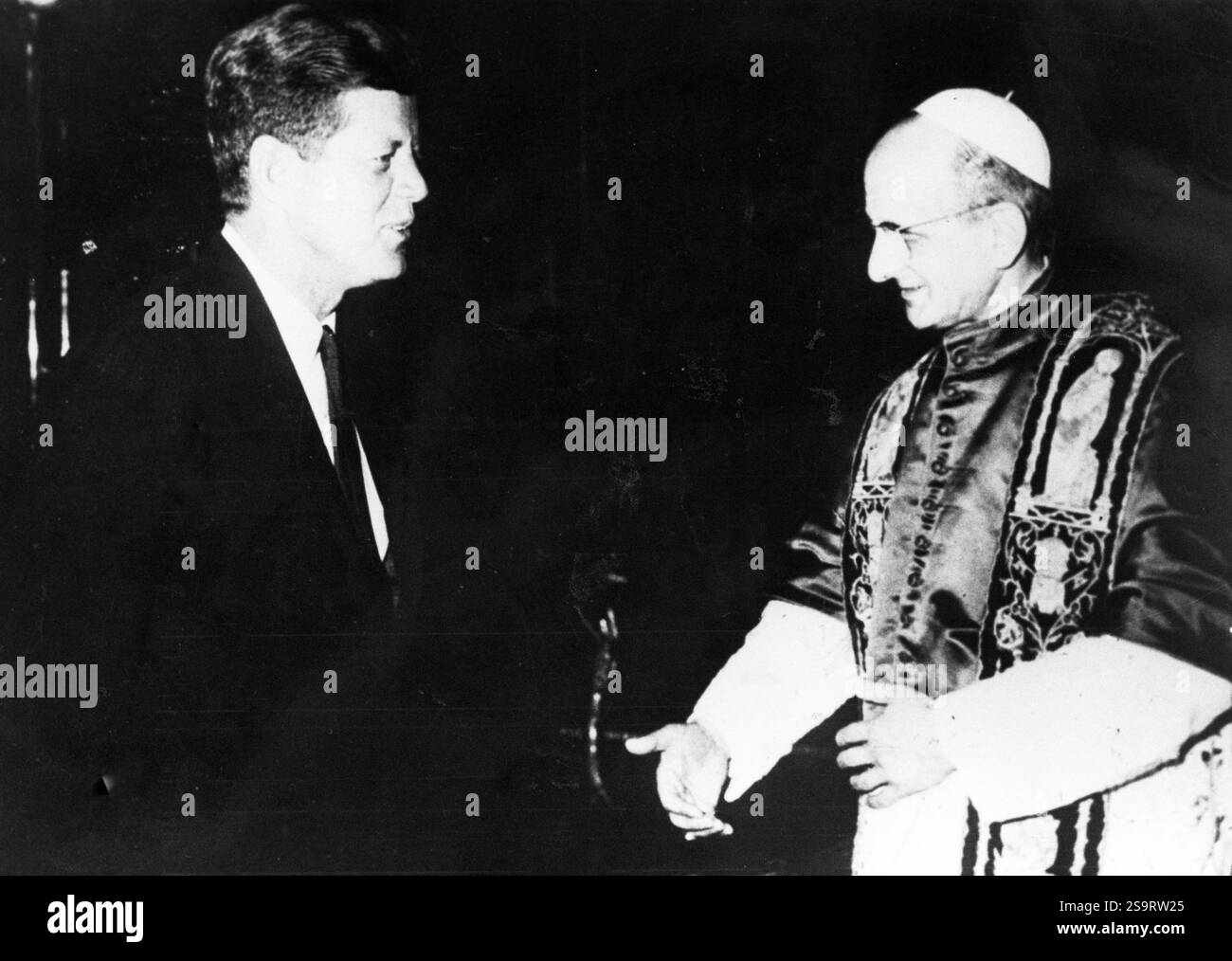 2 Luglio 1962 Vaticano Archivio Storico Olycom/Lapresse John Fitzgerald Kennedy, chiamato anche JFK o con il diminutivo Jack (Brookline, 29 maggio 1917 - Dallas, 22. November 1963), è stato un politico statunitense, 35° presidente degli Stati Uniti d'America dal 1961 al 1963. NATO nella influente famiglia Kennedy, cattolica di origine irlandese, si laureò all'Università Harvard nel 1937. Allo scoppio della seconda guerra mondiale si arruolò, comportandosi valorosamente nel Pacifico e venendo insignito della Navy and Marine Corps Medaille. Finito il conflitto aderì al Partito democratico, si candid Stockfoto