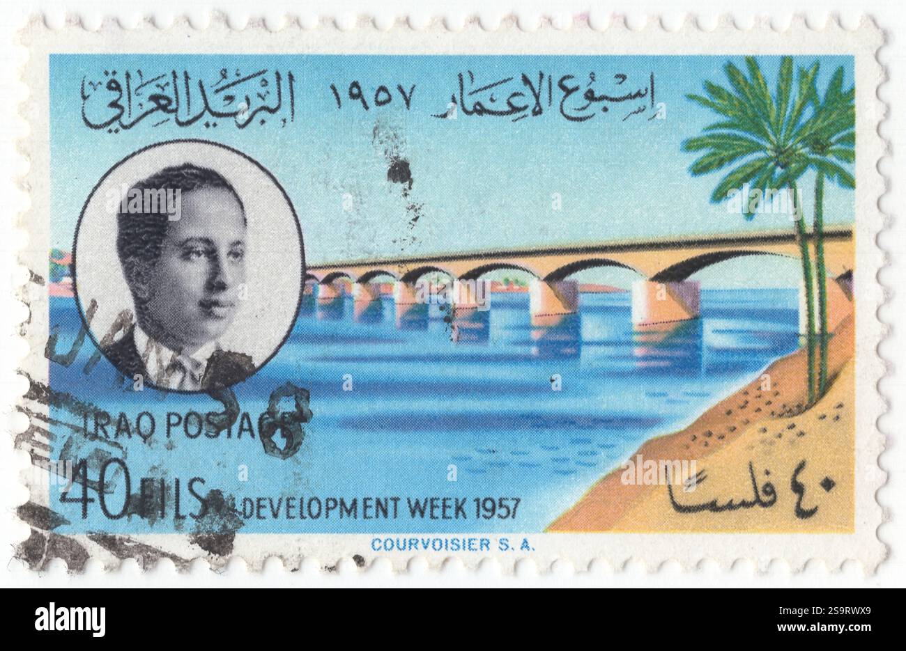 IRAK - 1957. April 08: 40 Fils hellblau, schwarz und ocker Briefmarke mit Porträt von König Faisal II., dem letzten König des Irak und der Brücke der Königin Aliya (Tigris) in Bagdad. Woche der Entwicklung des Landes. Aliya bint Ali von Hejaz war eine arabische Prinzessin und Königin des Irak. Sie war die Königsmutter von König Faisal II., der zweiten und letzten Königin des Irak. König Faisal II. Regierte 04.07.1939 bis 14.07.1958, als er während der Revolution vom 14. Juli getötet wurde. Dieser Regizid markierte das Ende der 37-jährigen Haschemitischen Monarchie im Irak Stockfoto
